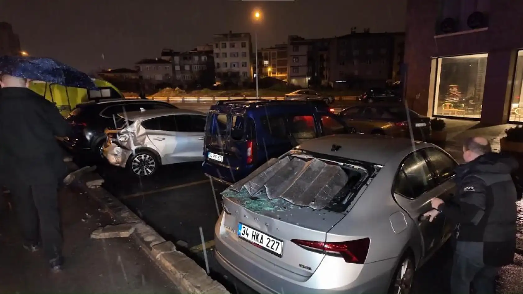 Alkollü sürücü dehşeti: 6 araç karıştı, 2 yaralı