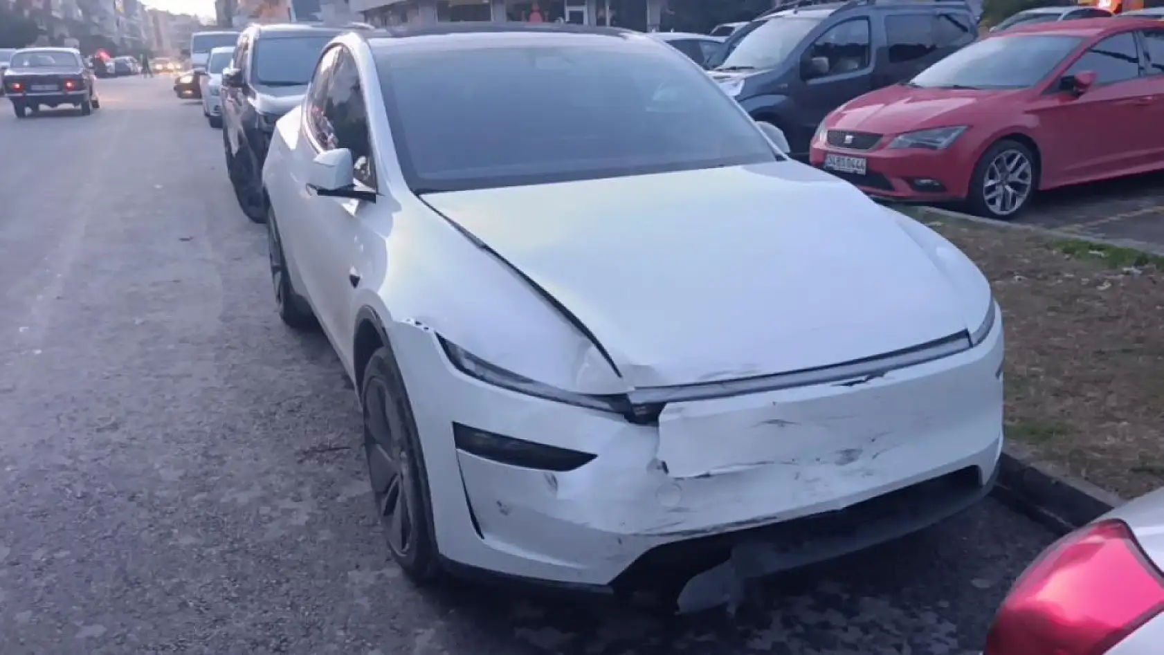 Tesla ile çarpışan motosikletteki 2 kişi metrelerce savruldu