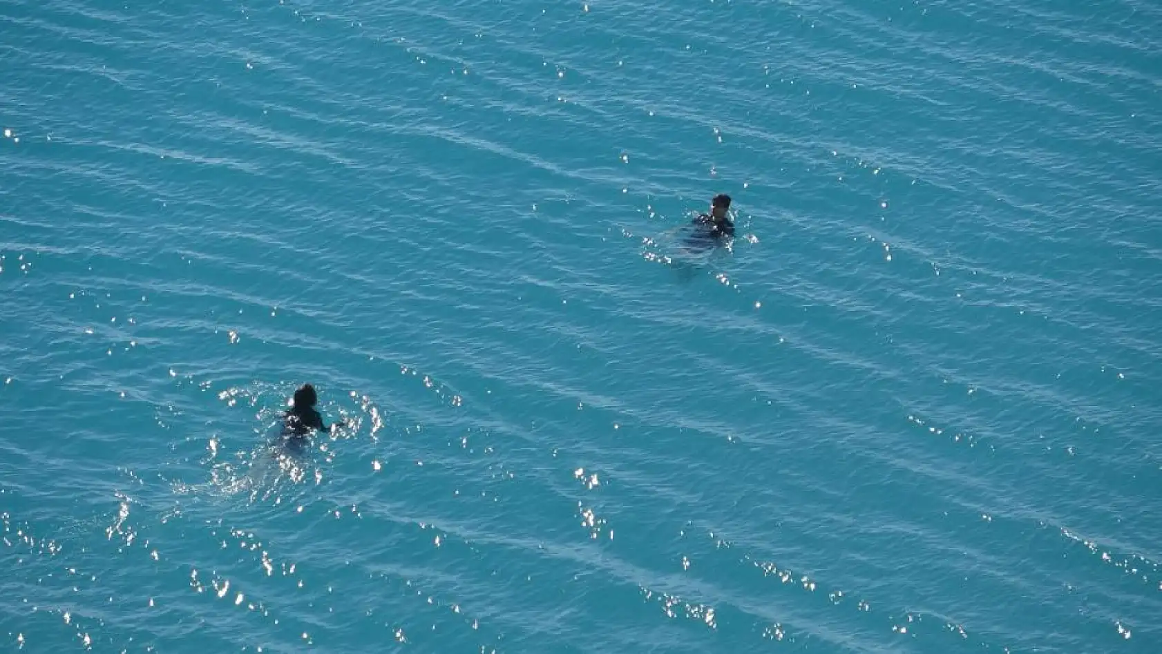 Türkiye kar tatilindeyken Antalya'da öğrenciler deniz keyfi yaptı