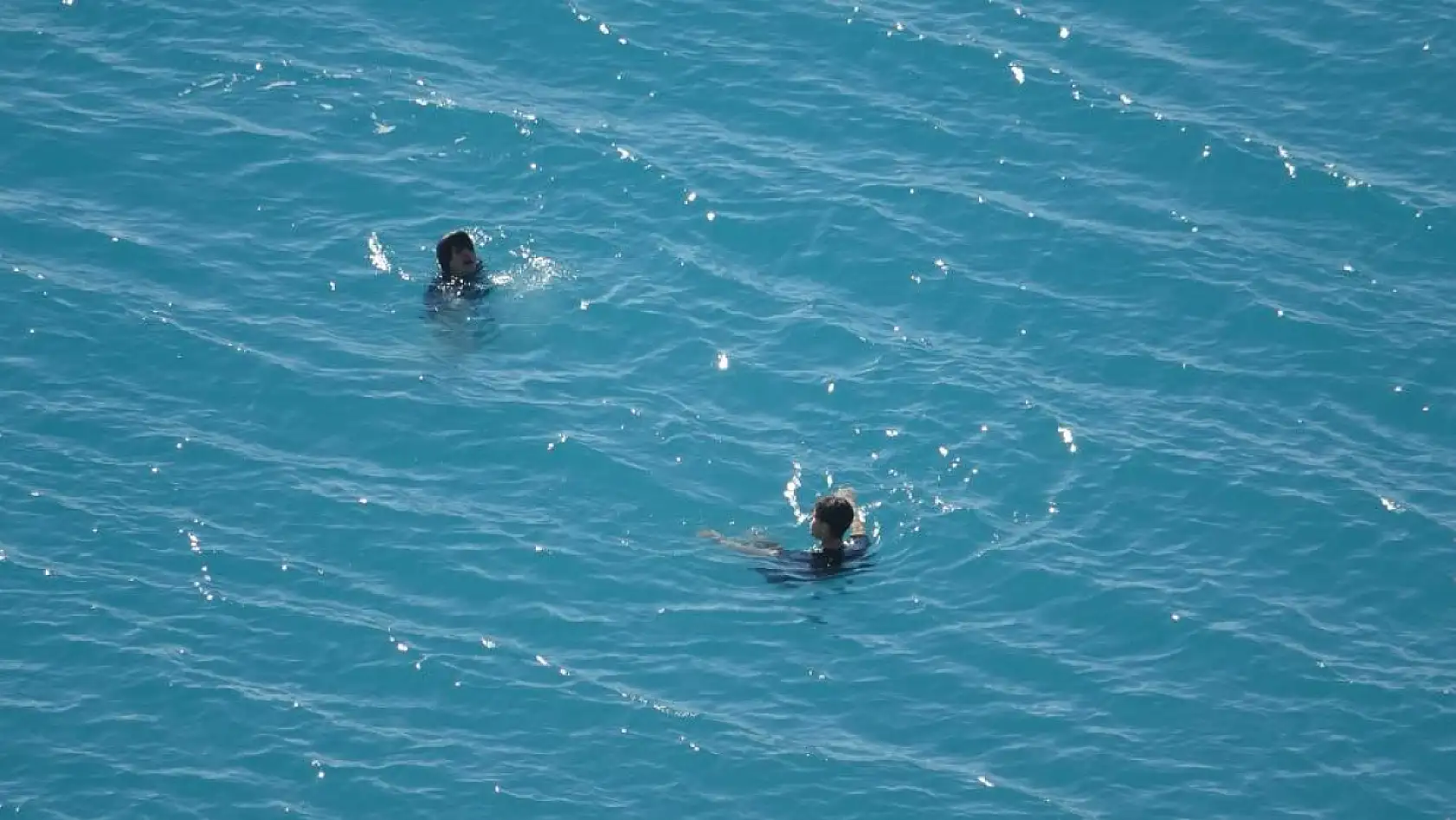 Türkiye kar tatilindeyken Antalya'da öğrenciler deniz keyfi yaptı