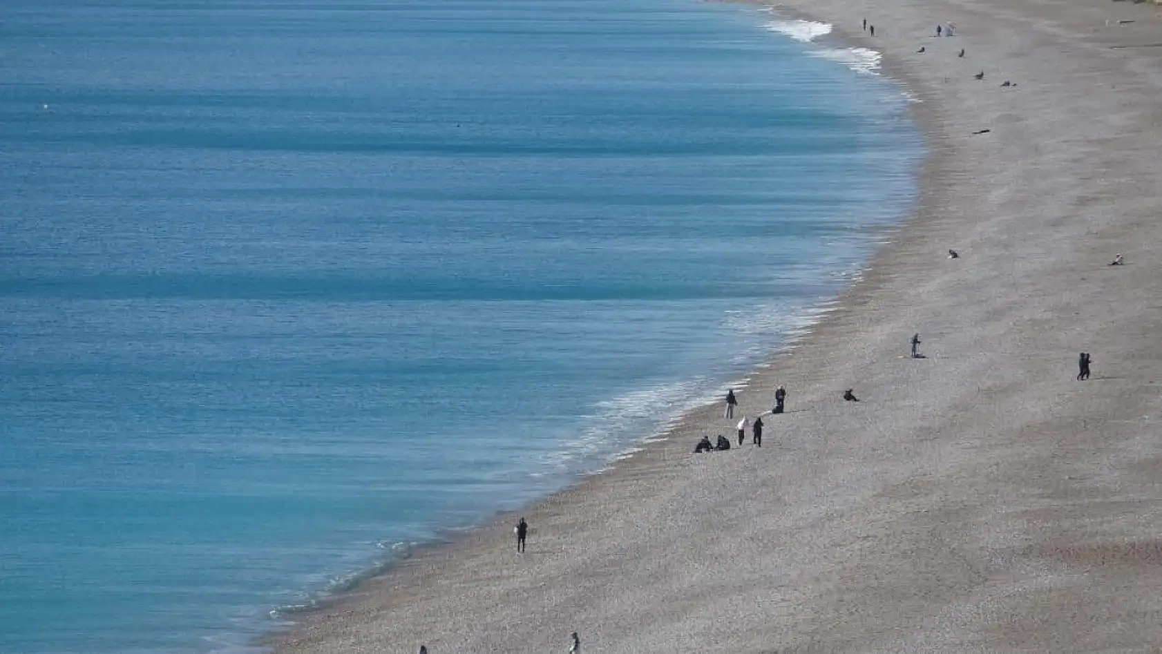Türkiye kar tatilindeyken Antalya'da öğrenciler deniz keyfi yaptı