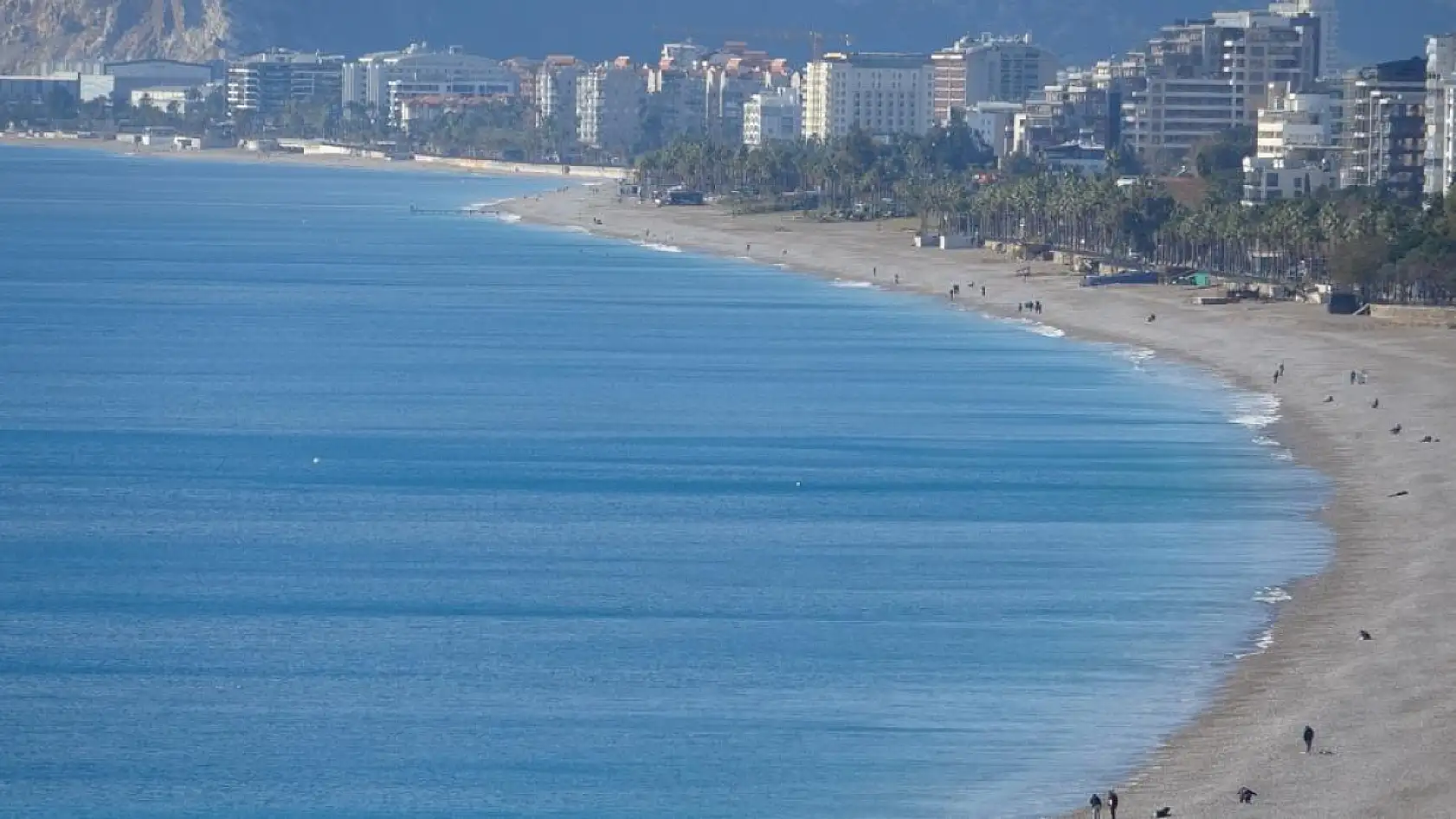 Türkiye kar tatilindeyken Antalya'da öğrenciler deniz keyfi yaptı