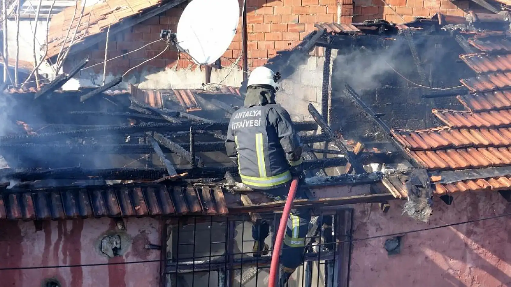 Evlerinin yanışını gözyaşları içinde izledi