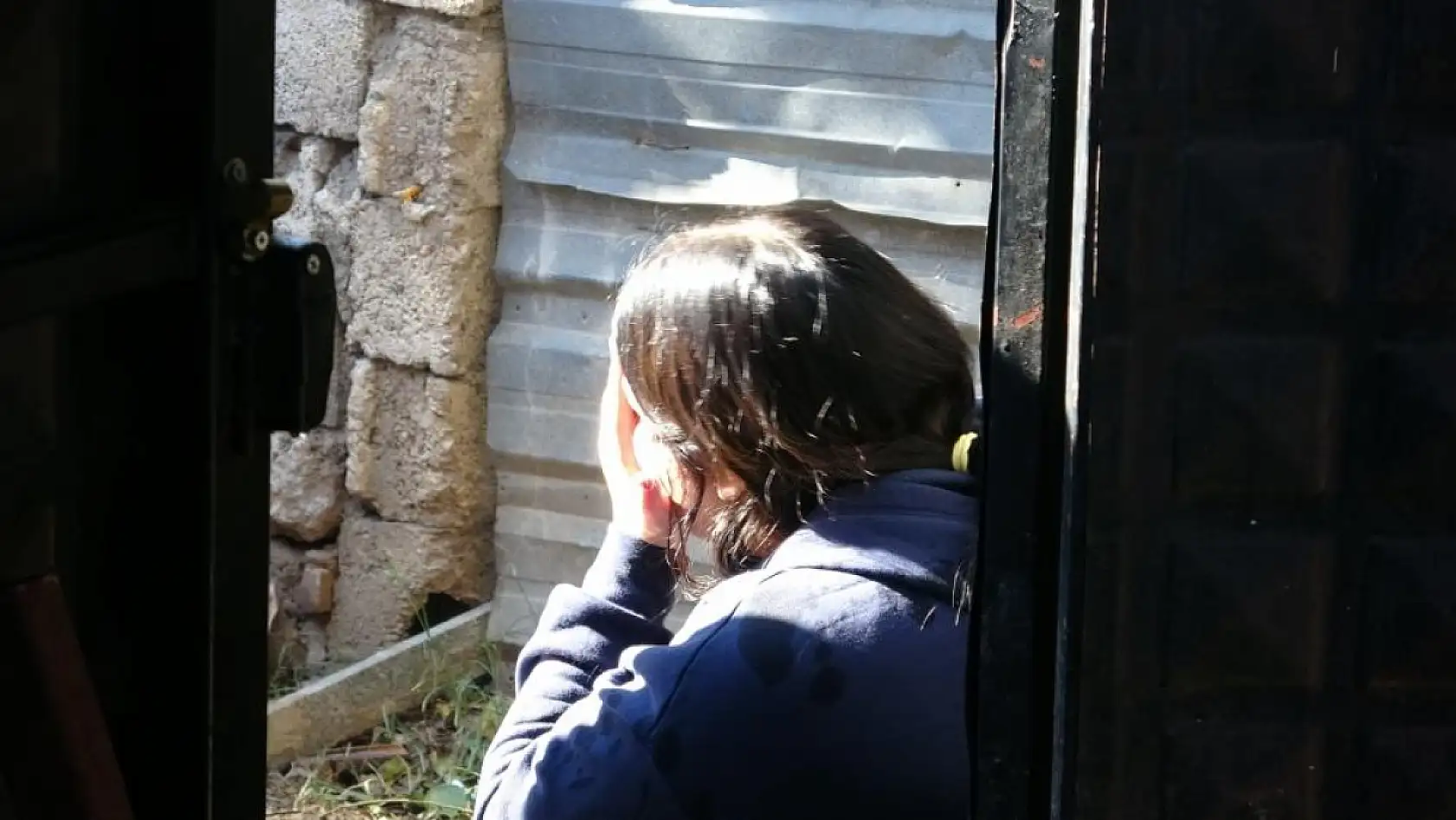 Evlerinin yanışını gözyaşları içinde izledi