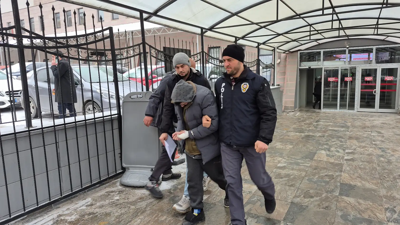 Üvey babasını bıçakla ağır yaralayan şahıs tutuklandı