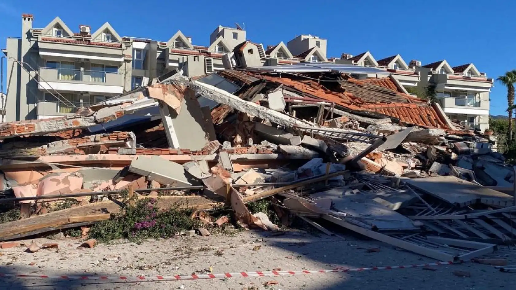 Marmaris'te güçlendirme çalışması yapılan apart otel çöktü
