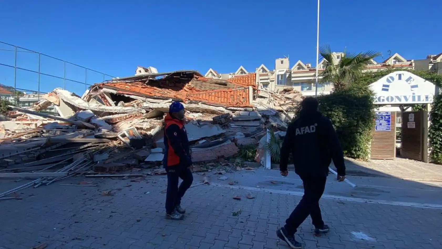 Marmaris'te güçlendirme çalışması yapılan apart otel çöktü