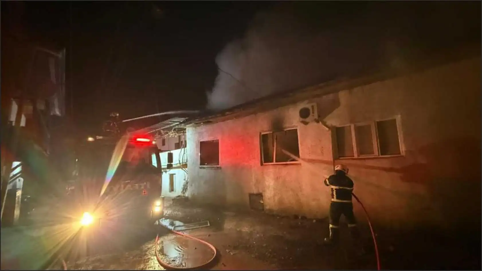 Çıkan yangında ev küle döndü, 5 kişi kurtuldu