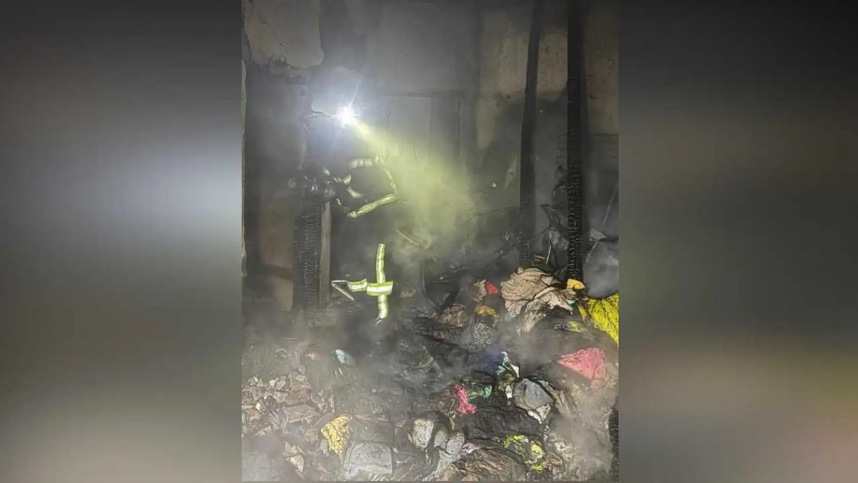 Çıkan yangında ev küle döndü, 5 kişi kurtuldu