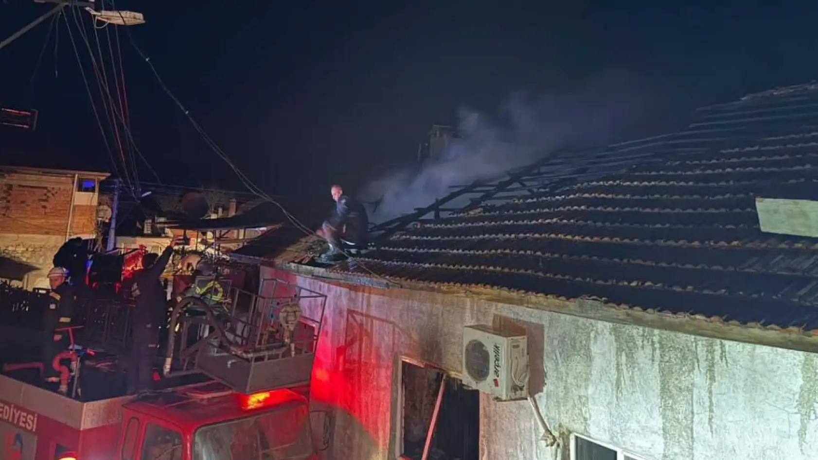 Çıkan yangında ev küle döndü, 5 kişi kurtuldu