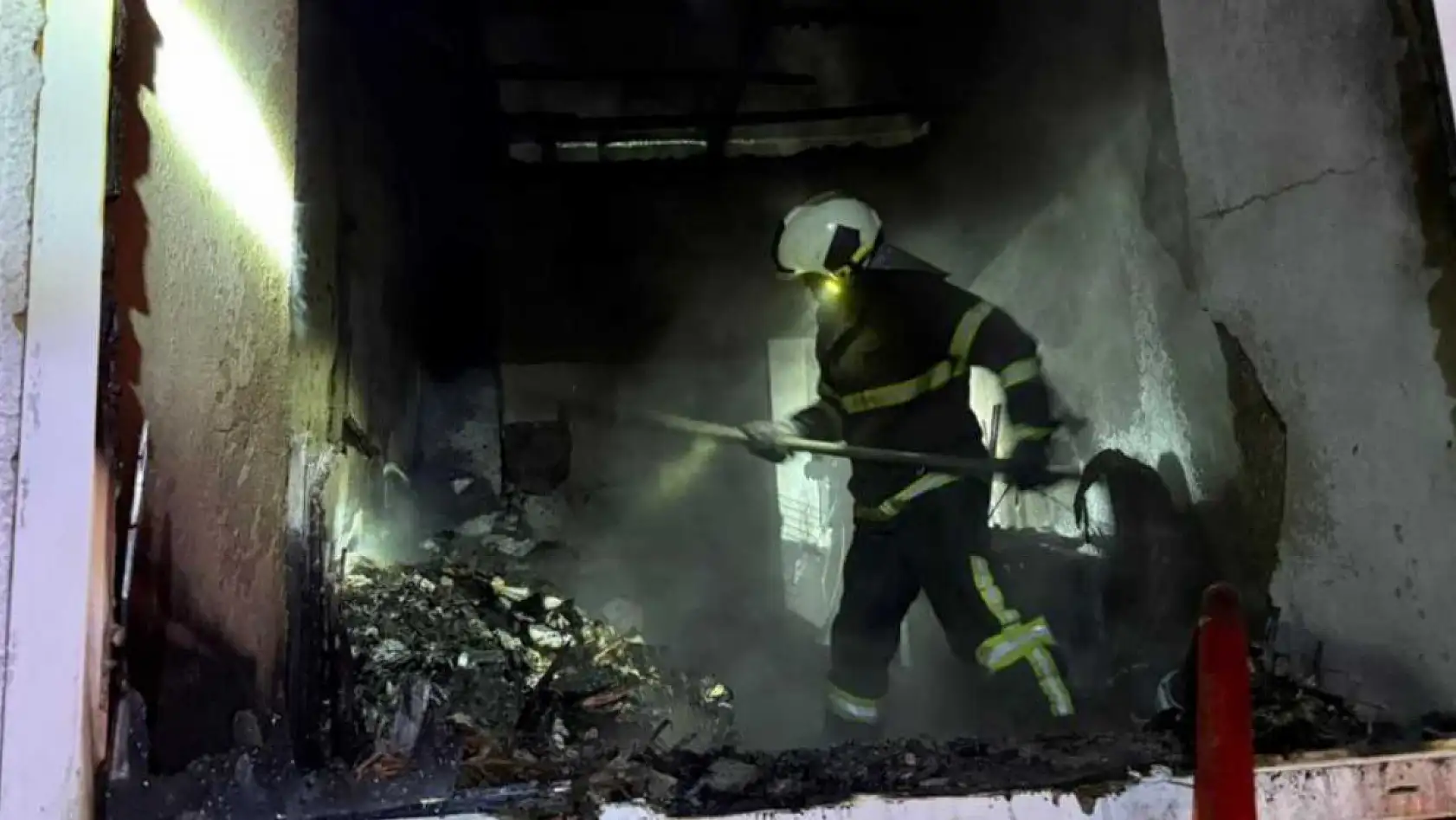 Çıkan yangında ev küle döndü, 5 kişi kurtuldu