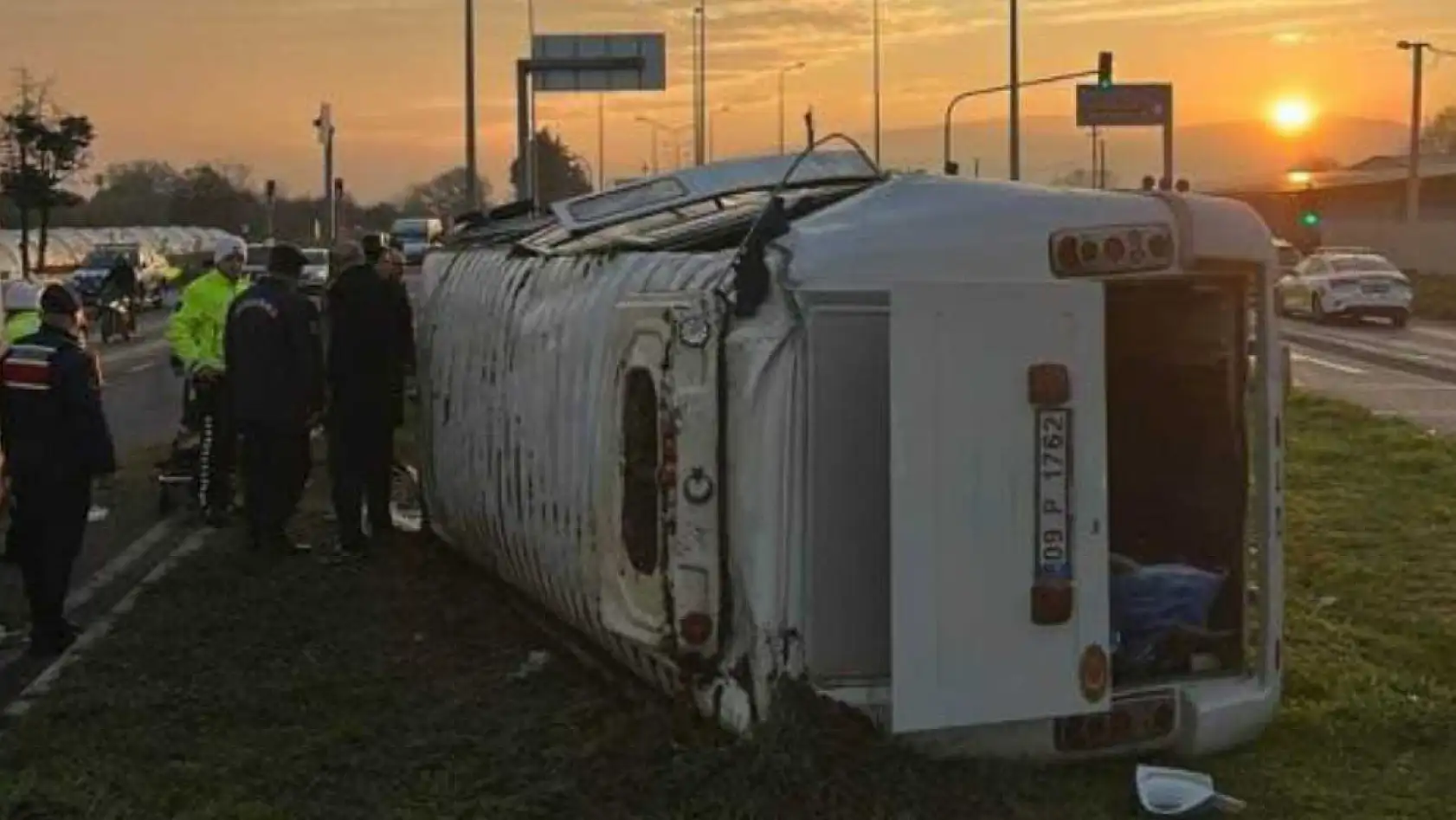 Portakal işçilerini taşıyan minibüs devrildi: 16 yaralı