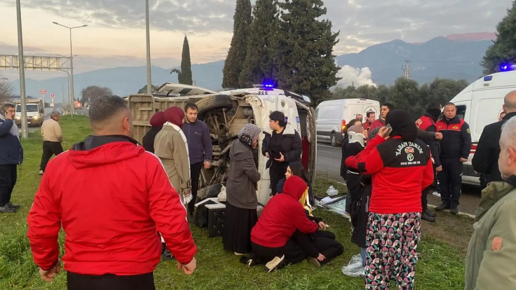 Portakal işçilerini taşıyan minibüs devrildi: 16 yaralı