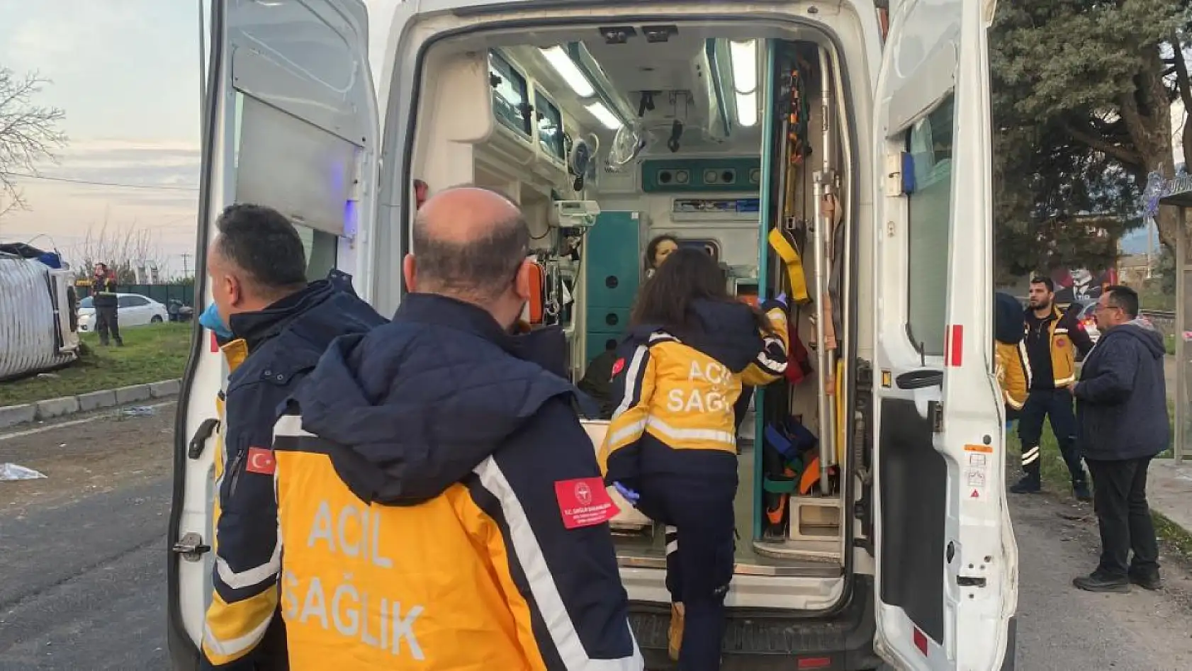 Portakal işçilerini taşıyan minibüs devrildi: 16 yaralı