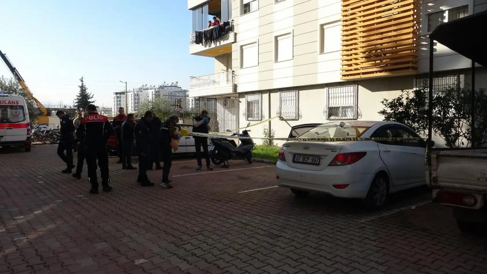 Ağabeyini silahla vurarak öldürdü, diğer ağabeyinin eşini de yaraladı