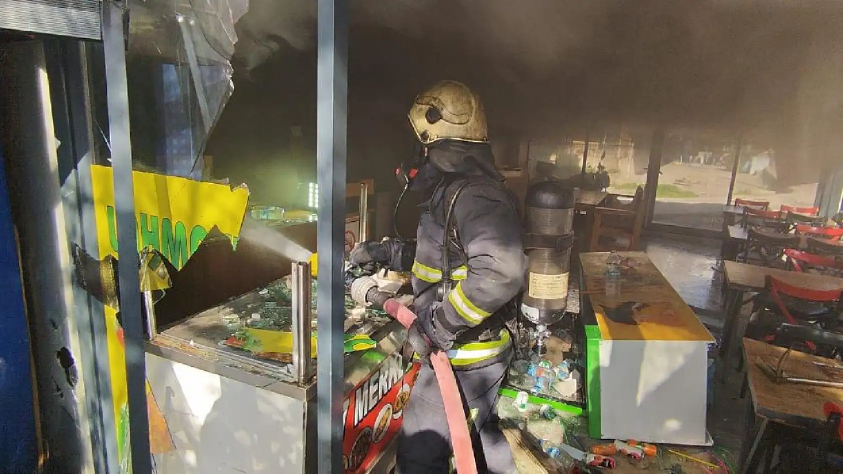 İşyerine kendini kilitleyip yangın çıkaran pideci, camları kırıp içeriye giren itfaiye ekiplerince baygın bulundu