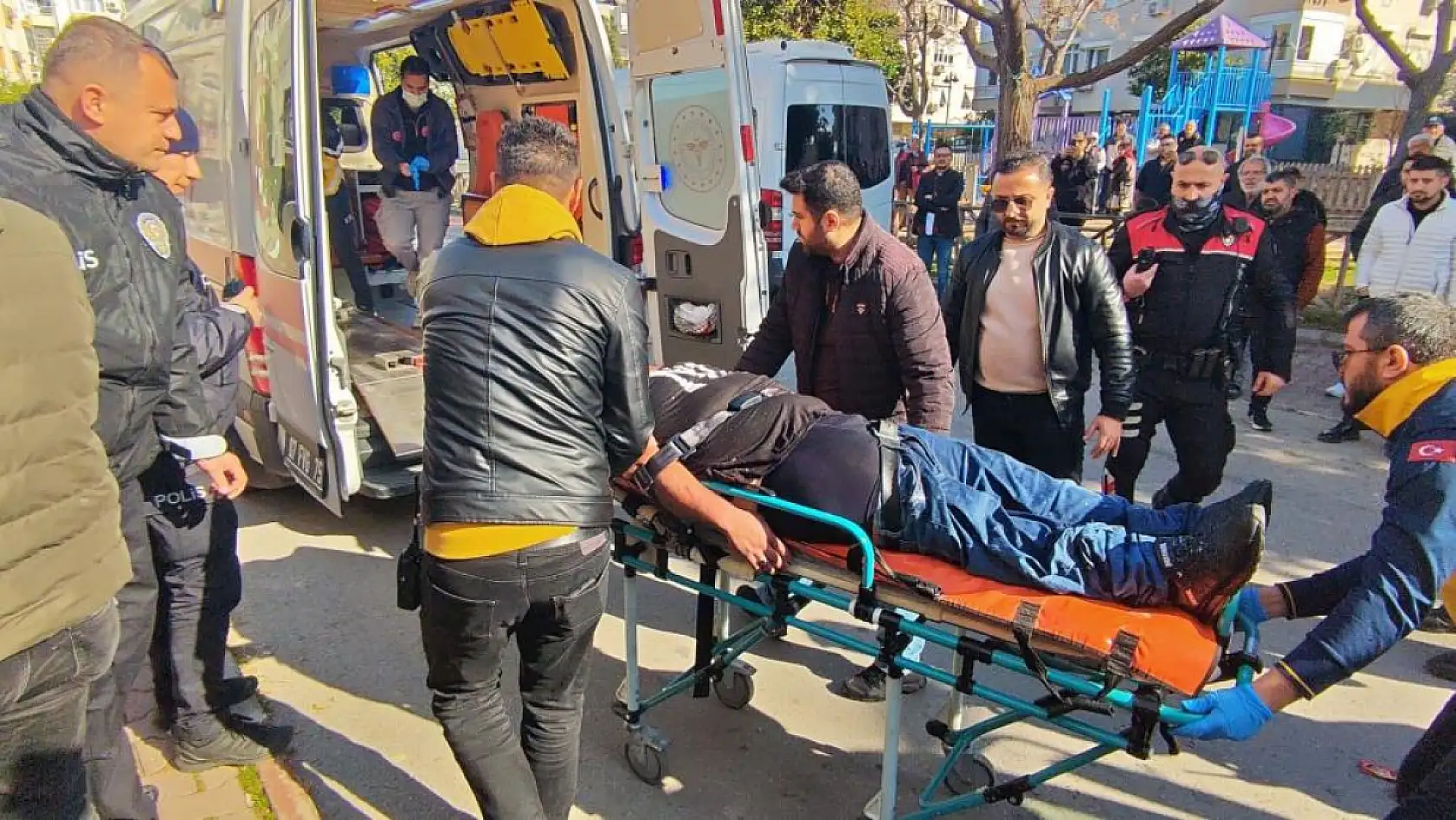 İşyerine kendini kilitleyip yangın çıkaran pideci, camları kırıp içeriye giren itfaiye ekiplerince baygın bulundu