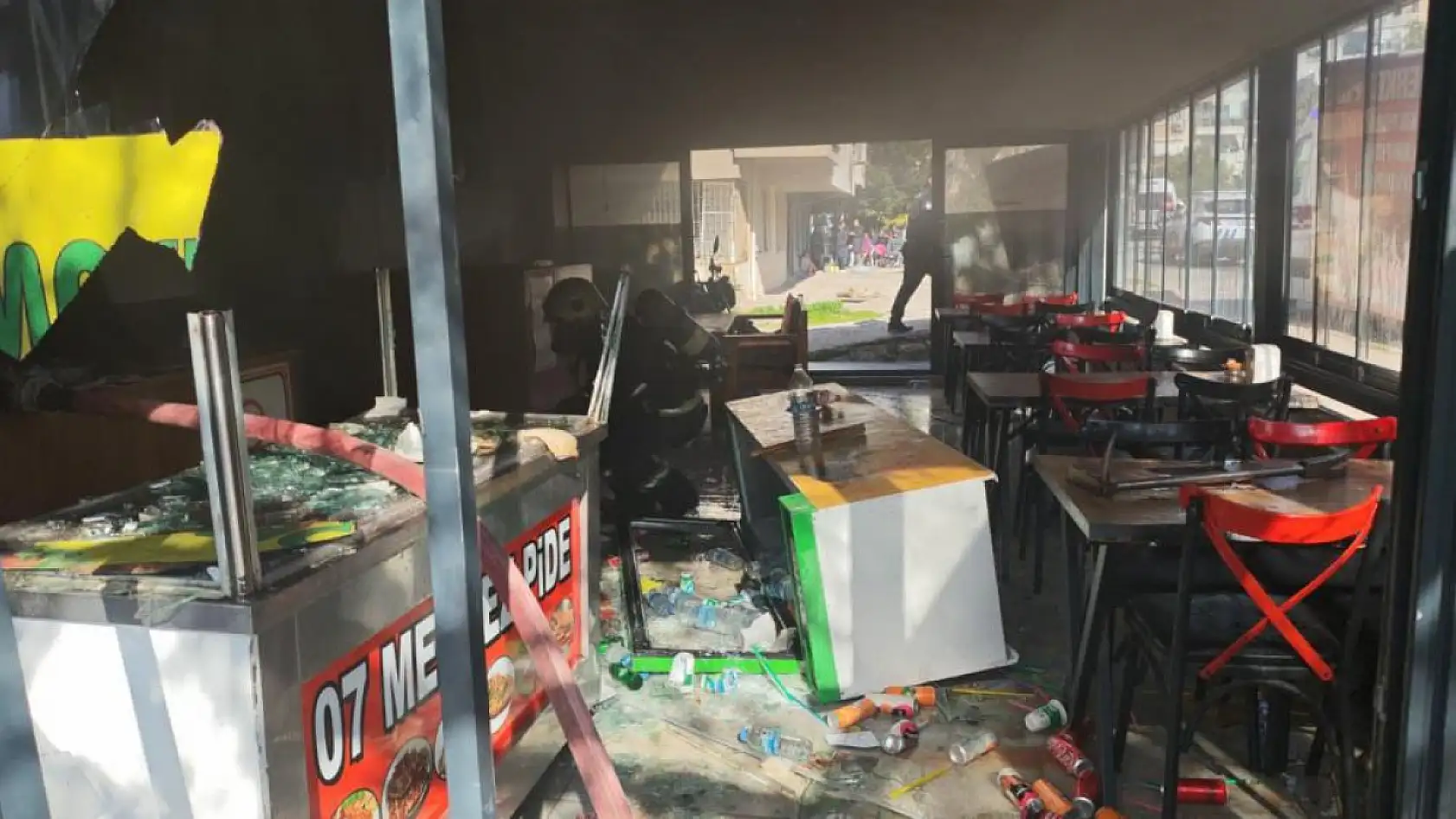 İşyerine kendini kilitleyip yangın çıkaran pideci, camları kırıp içeriye giren itfaiye ekiplerince baygın bulundu