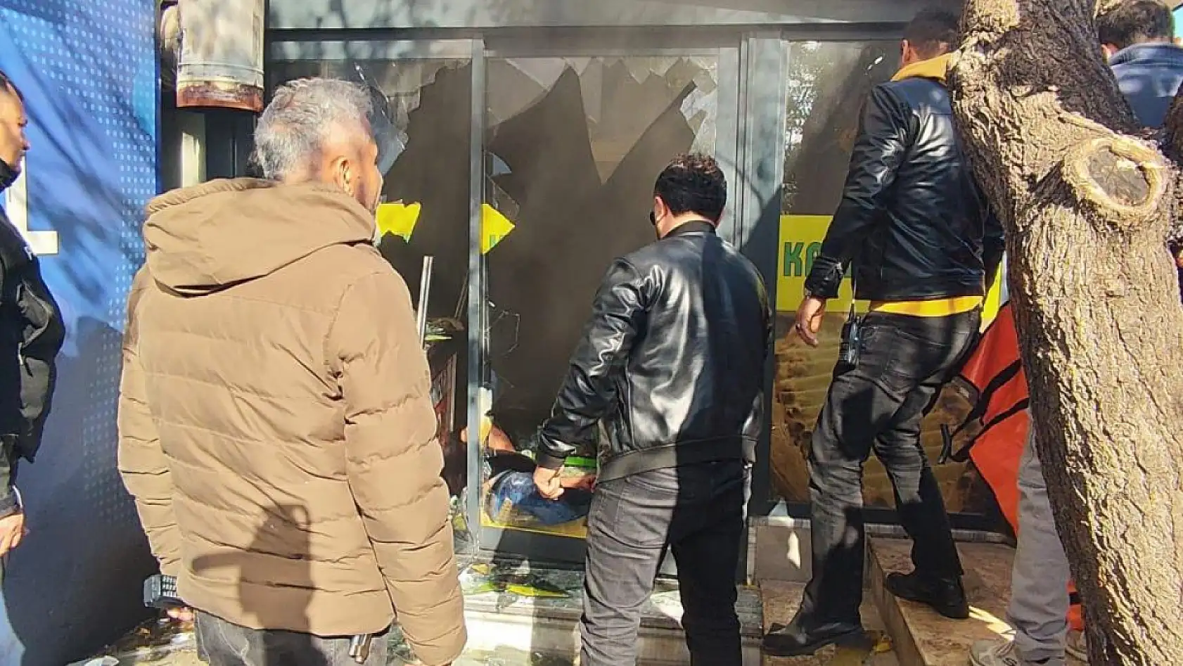 İşyerine kendini kilitleyip yangın çıkaran pideci, camları kırıp içeriye giren itfaiye ekiplerince baygın bulundu