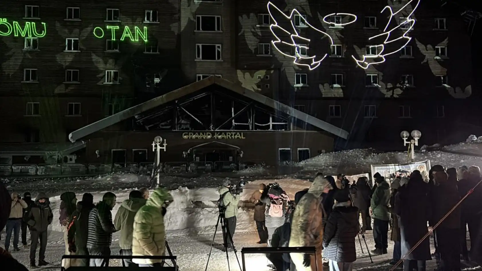 Kartalkaya yangın faciasının birinci yıldönümünde acılı aileler otel önünde bir araya geldi