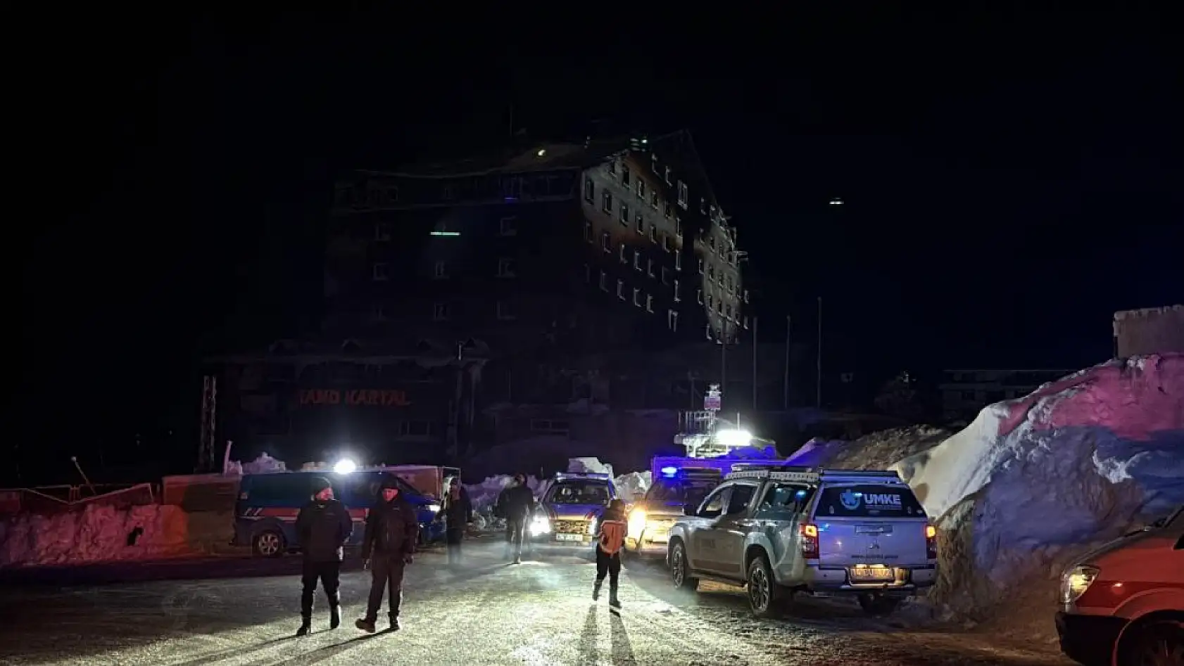 Kartalkaya yangın faciasının birinci yıldönümünde acılı aileler otel önünde bir araya geldi