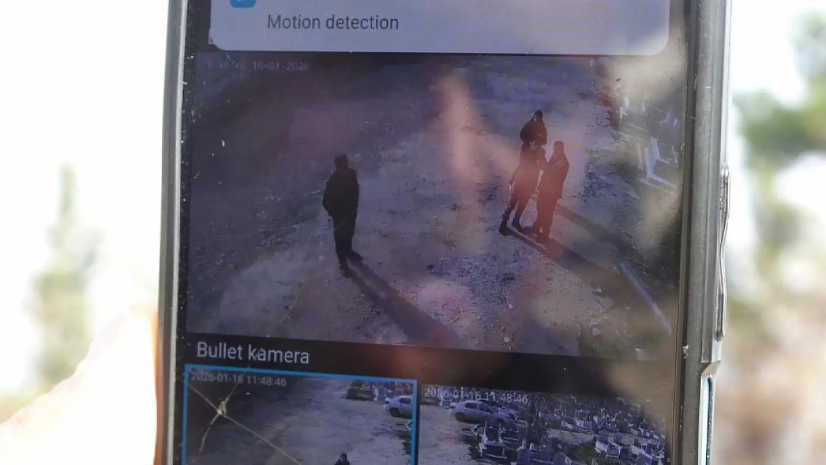 Babasının mezarındaki çiçekleri söküp uyuşturucu sakladılar