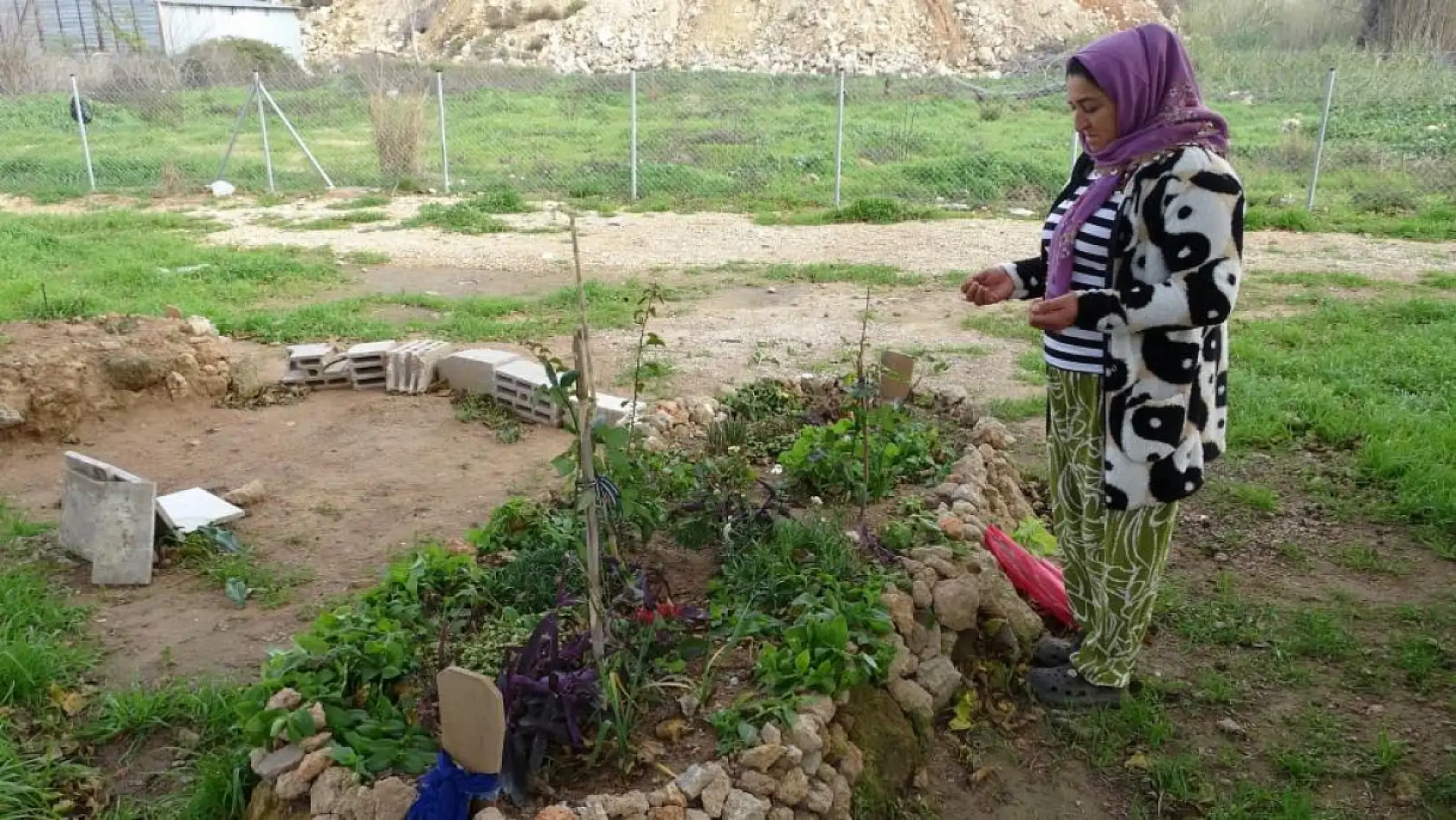 Babasının mezarındaki çiçekleri söküp uyuşturucu sakladılar