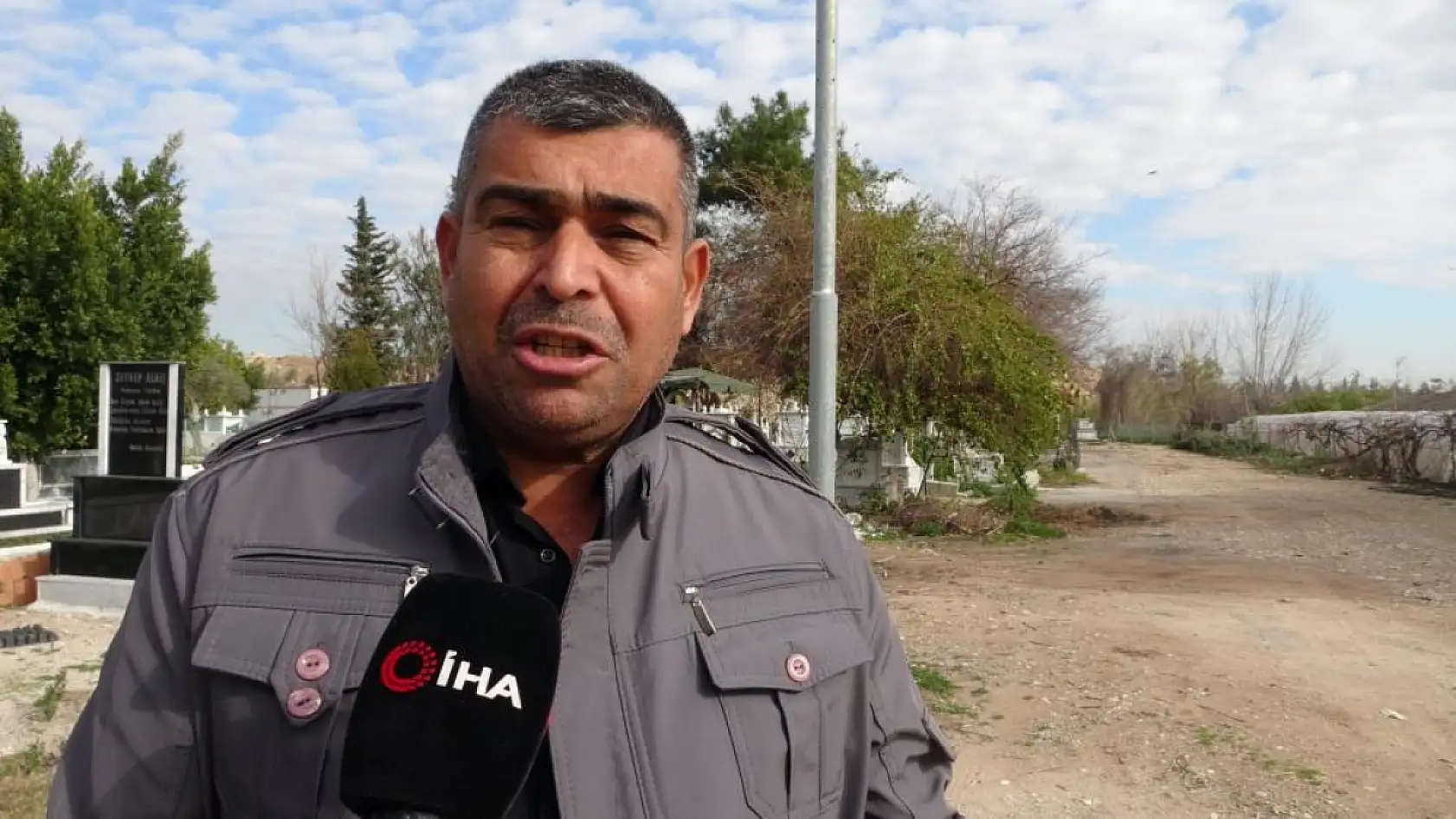 Babasının mezarındaki çiçekleri söküp uyuşturucu sakladılar