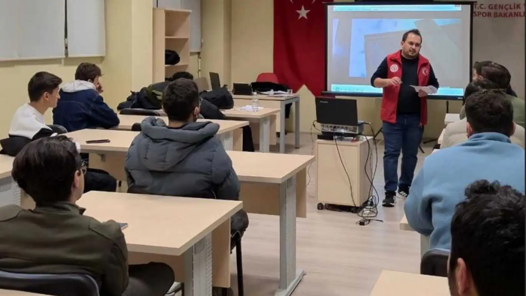 Gençlik ve Spor Bakanlığı'nın gençlik projeleri Menteşe'de öğrencilere anlatıldı