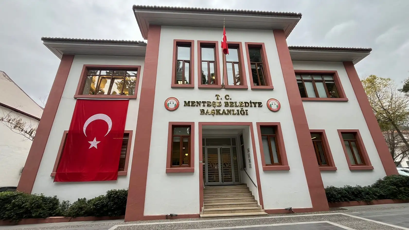 Muğla'da belediye binaları Türk bayrakları ile donatıldı