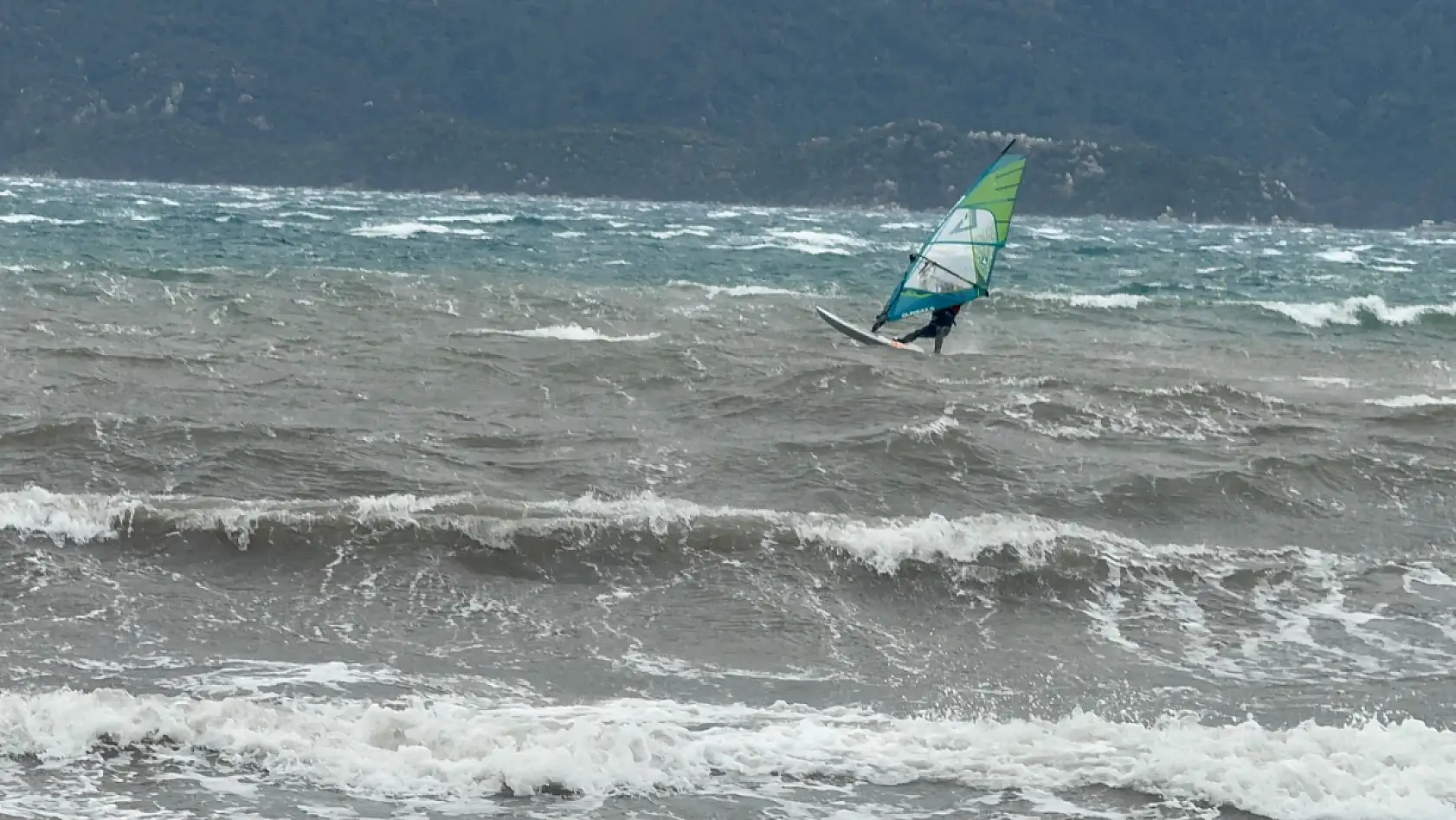 Marmaris'te fırtına etkisini göstermeye devam ediyor