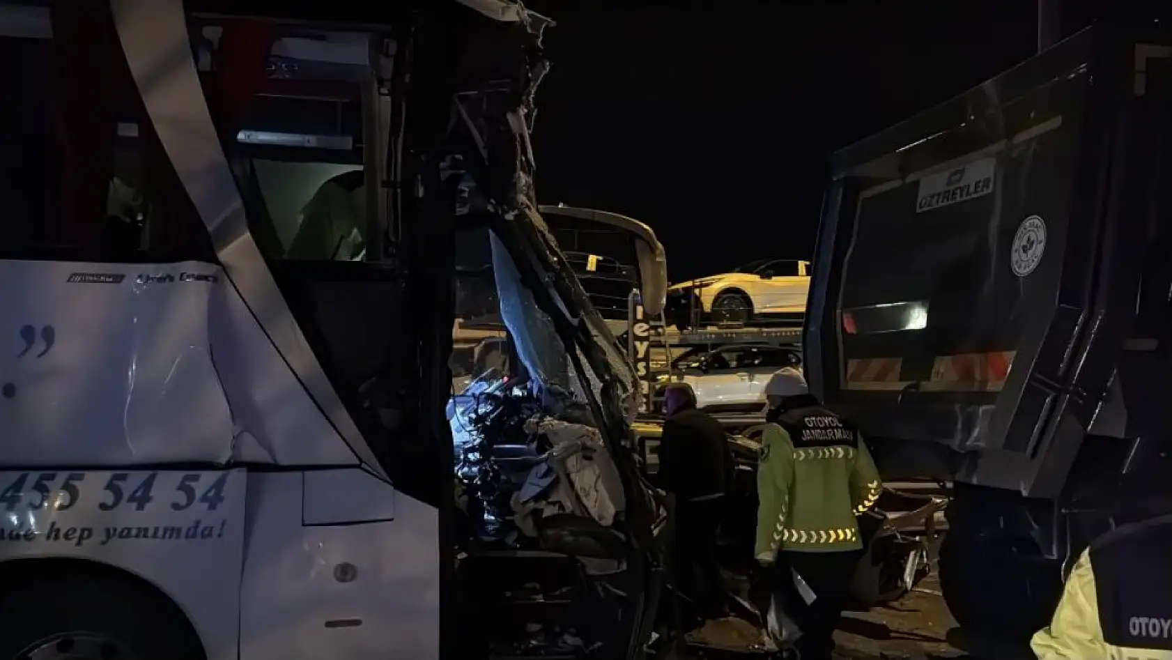 TEM Otoyolu'nda Feci Kaza: 1 Ölü, 27 Yaralı