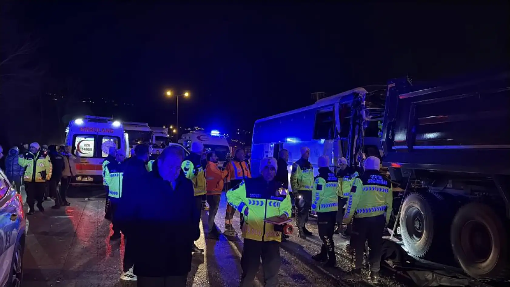 TEM Otoyolu'nda Feci Kaza: 1 Ölü, 27 Yaralı