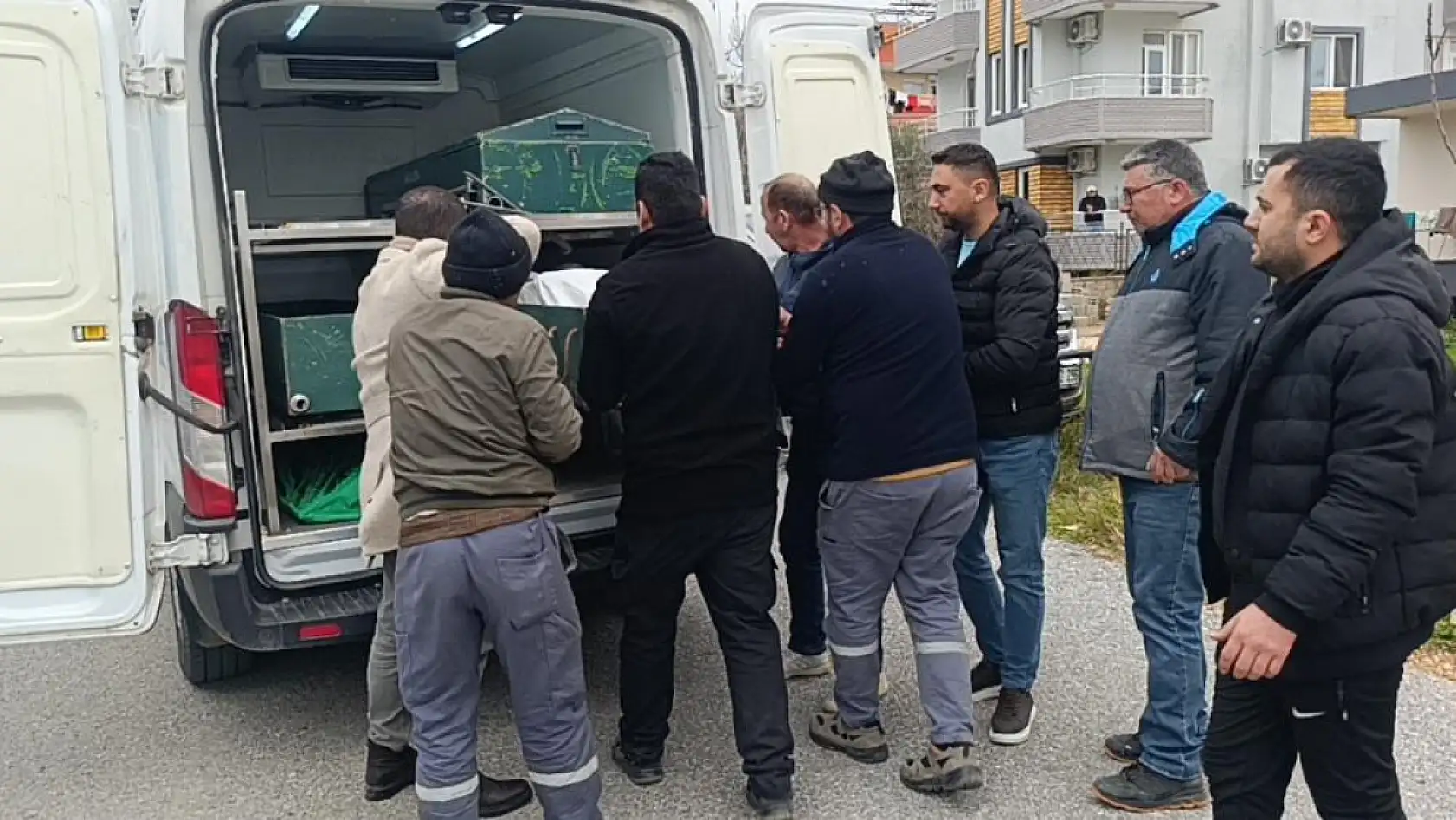 Evinde karnından vurulmuş halde ölü bulundu