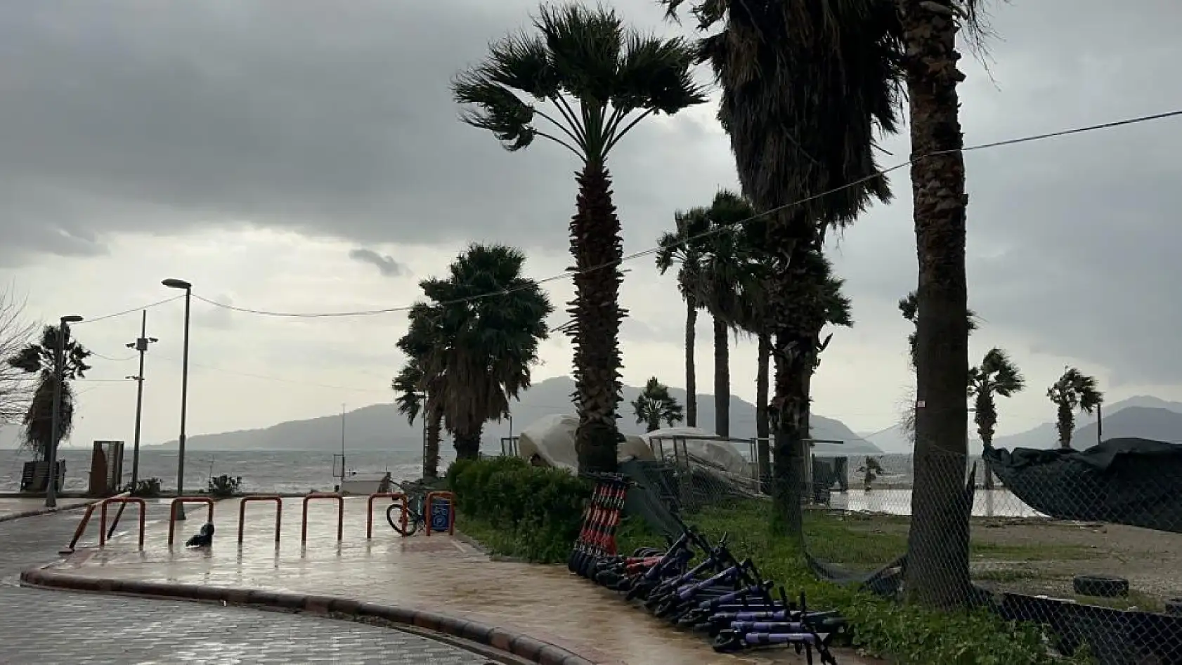 Marmaris'te şiddetli fırtına etkisini sürdürüyor