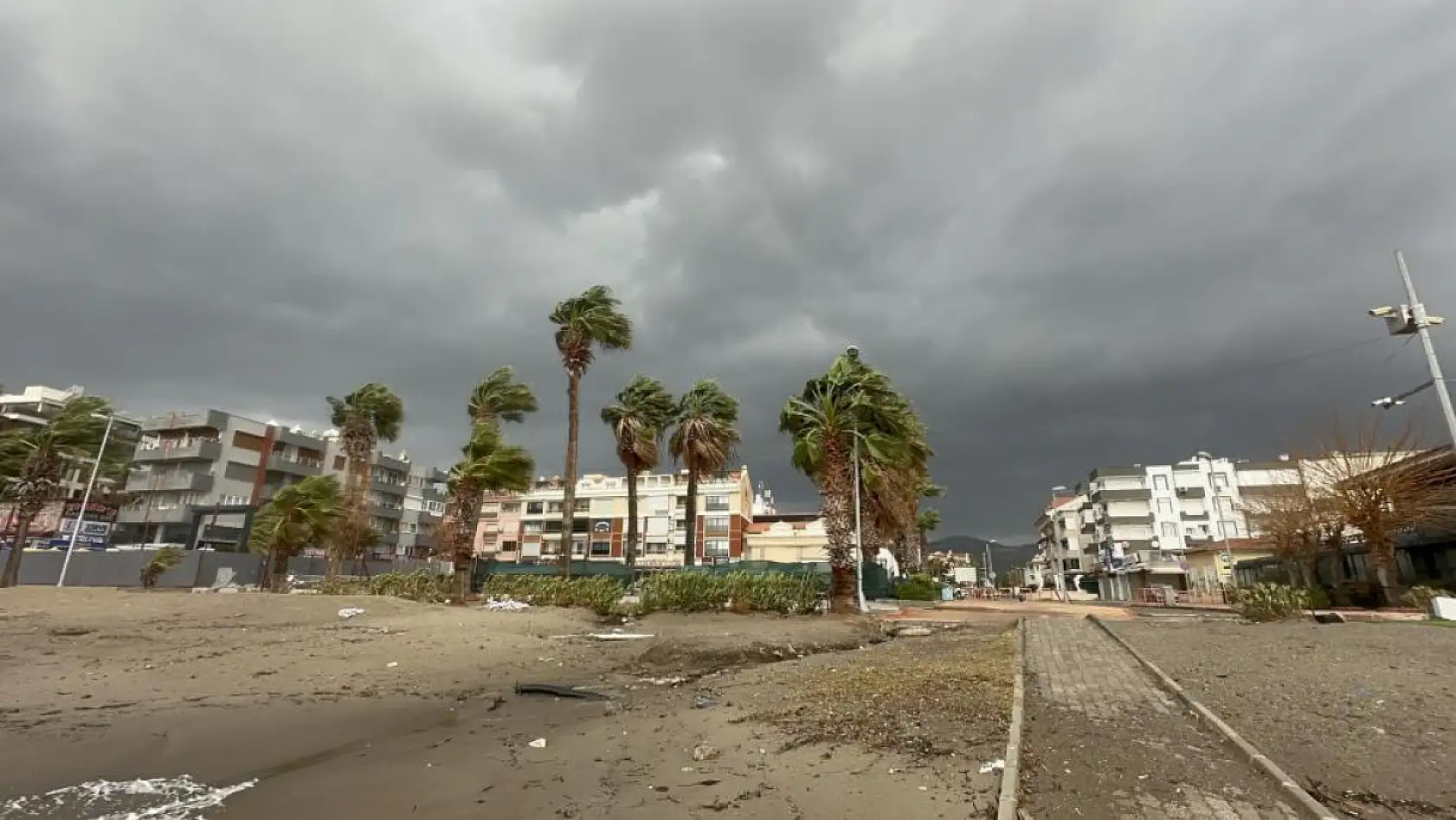 Marmaris'te şiddetli fırtına etkisini sürdürüyor
