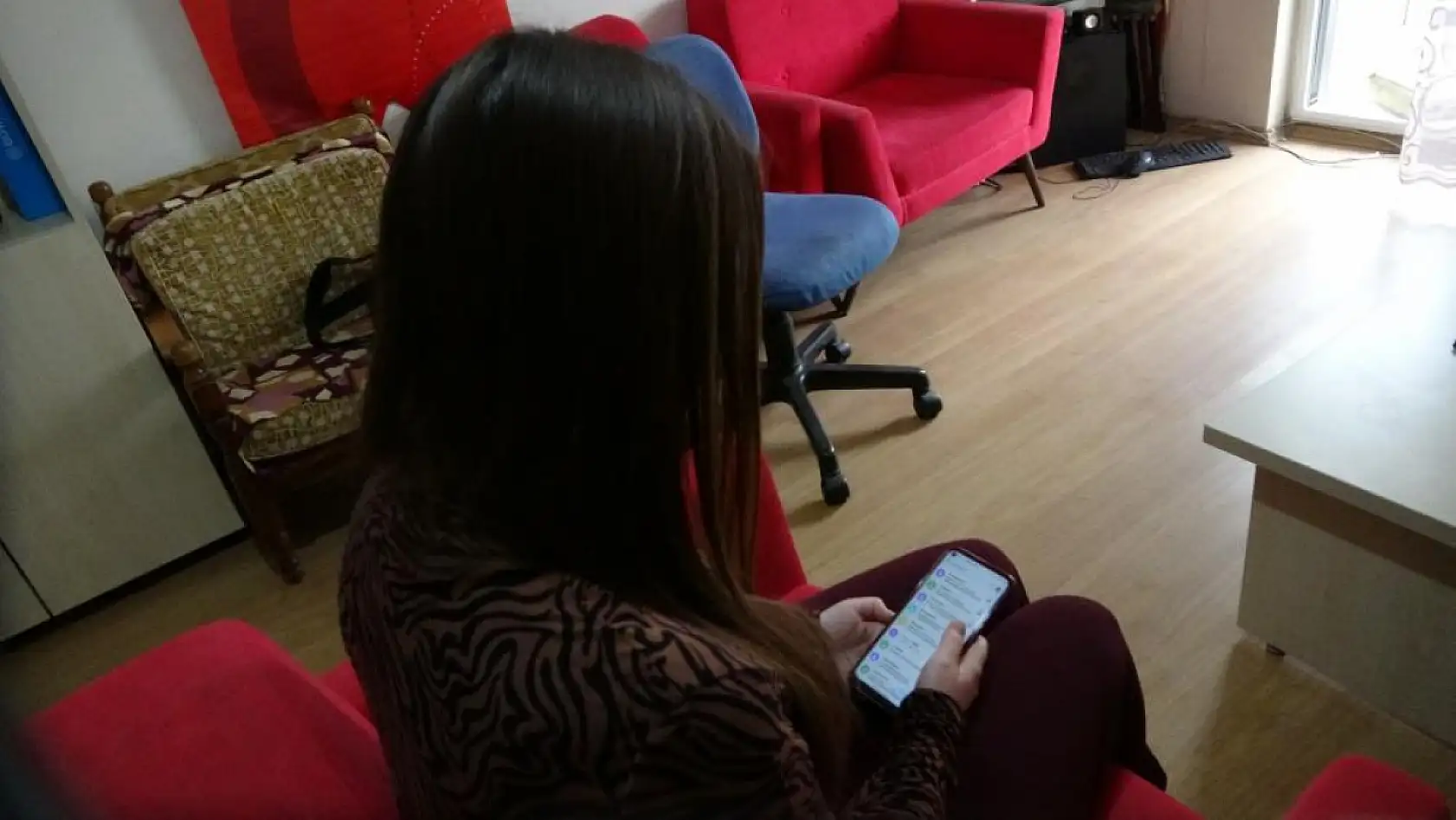 Genç kızı avukat gibi arayıp dolandırmaya çalıştı, sert kaya çarptığını anlayınca iş teklifinde bulundu