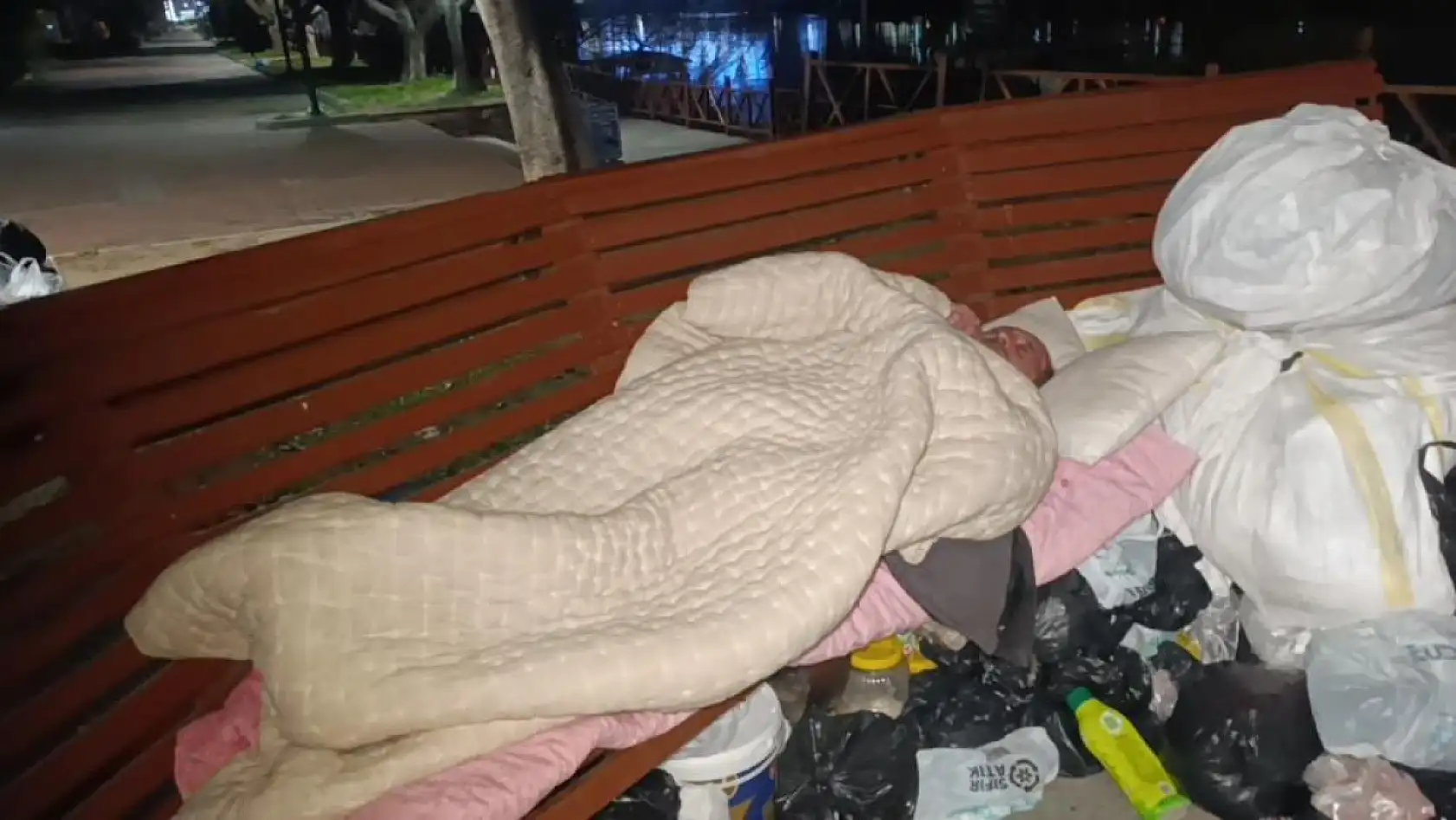 Bankta hayatını sürdüren adam, otelde konaklamayı kabul etmedi