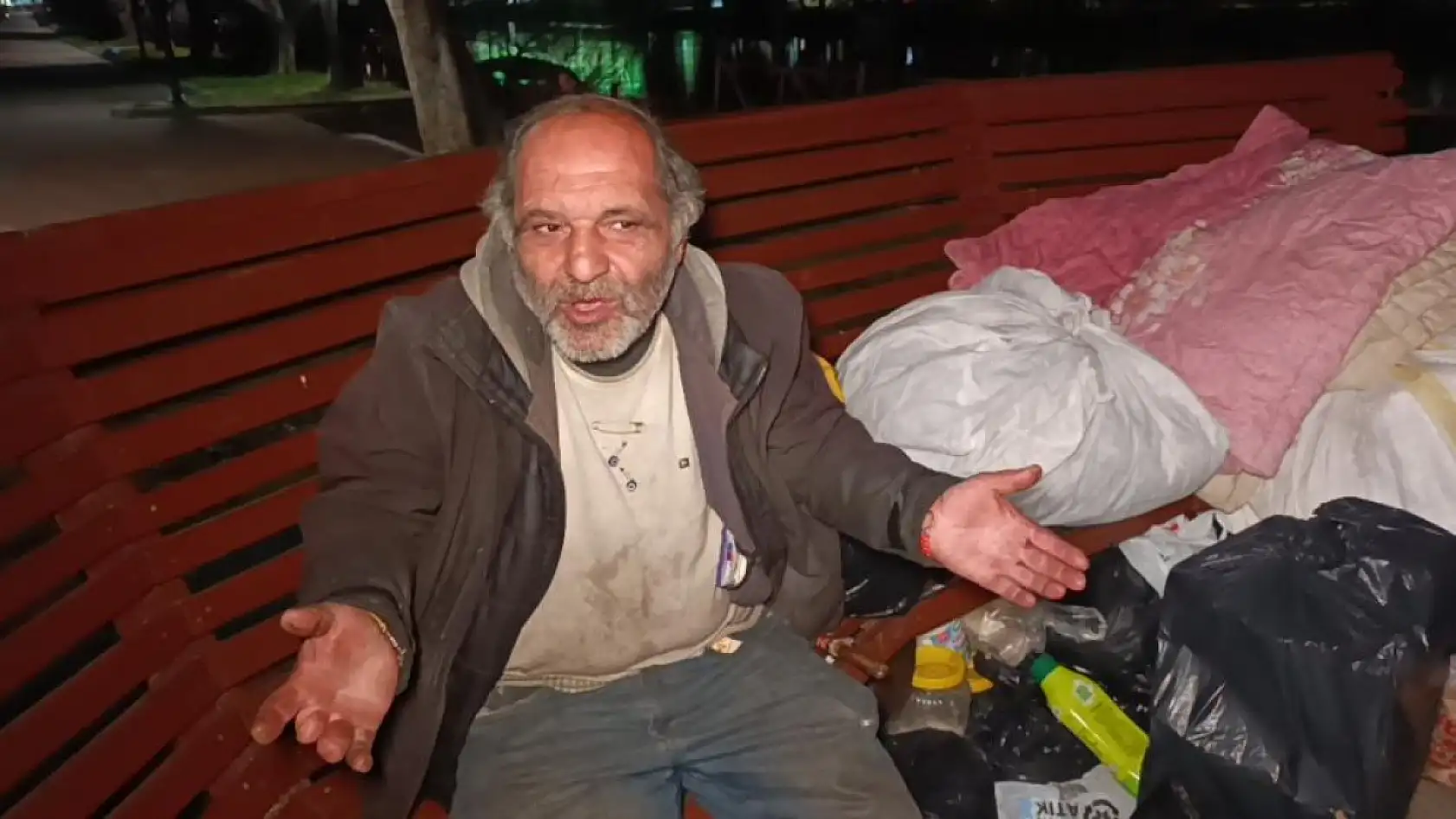 Bankta hayatını sürdüren adam, otelde konaklamayı kabul etmedi