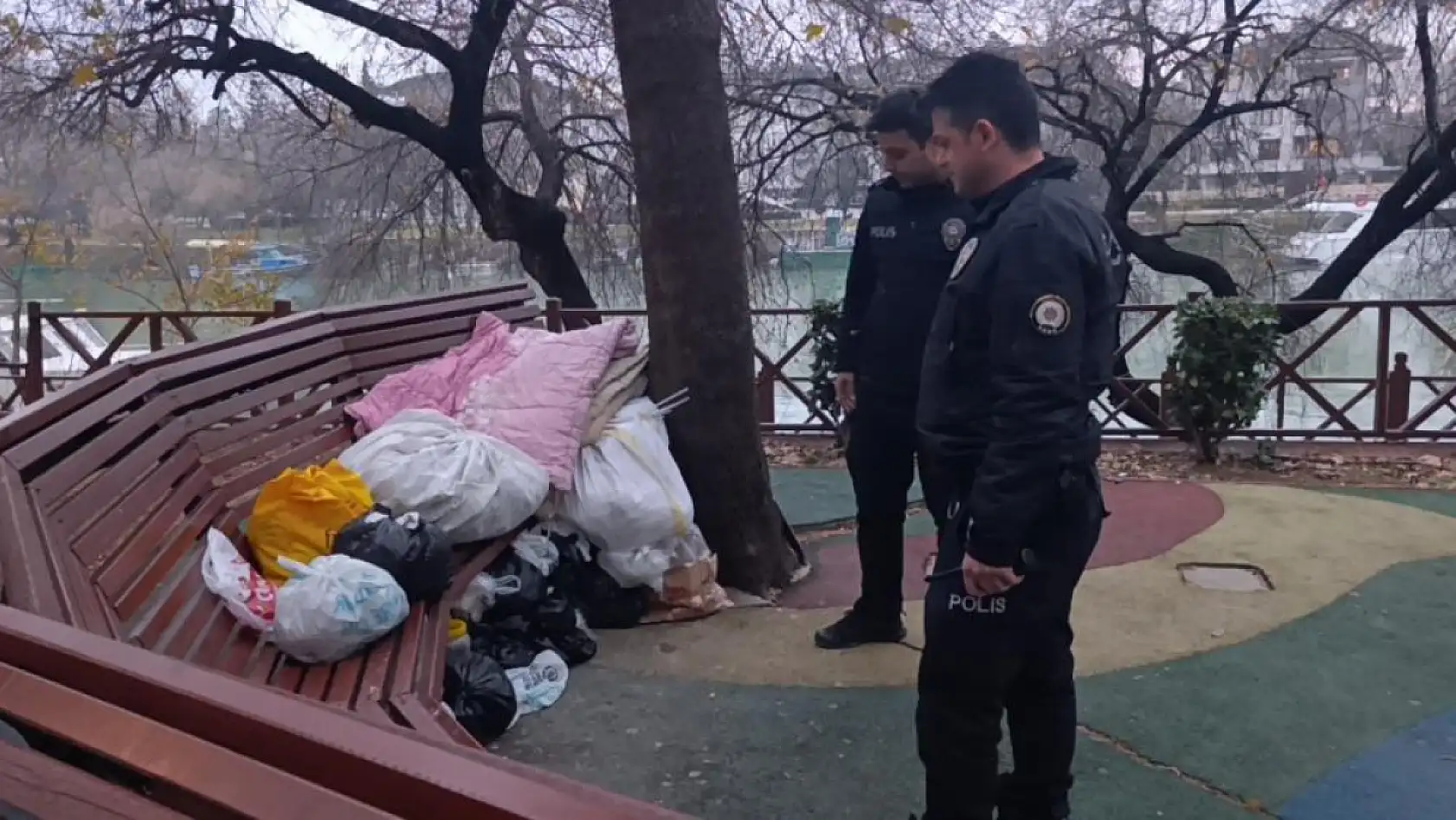 Bankta hayatını sürdüren adam, otelde konaklamayı kabul etmedi