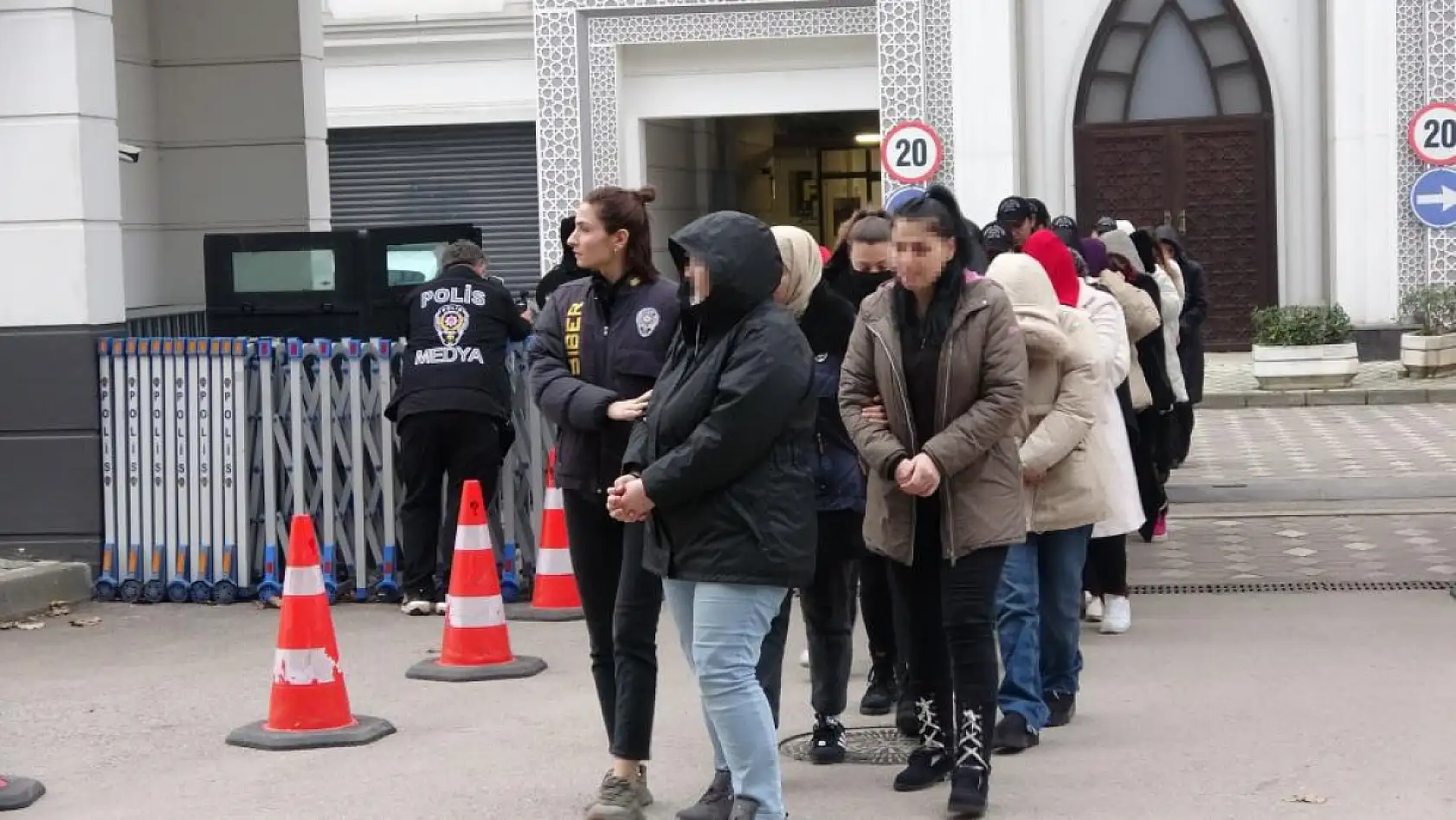 Yapay zekayla kadın olup vurgun yapmışlar
