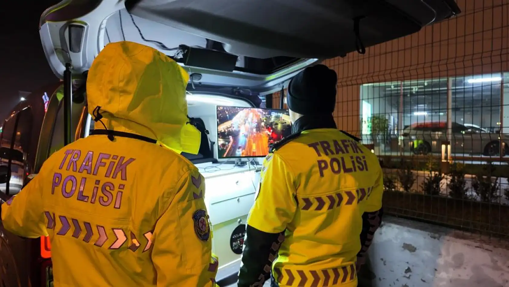 Yeni aldığı ehliyetin zarfını polise açtıran kadın sürücü ilk cezasını yedi