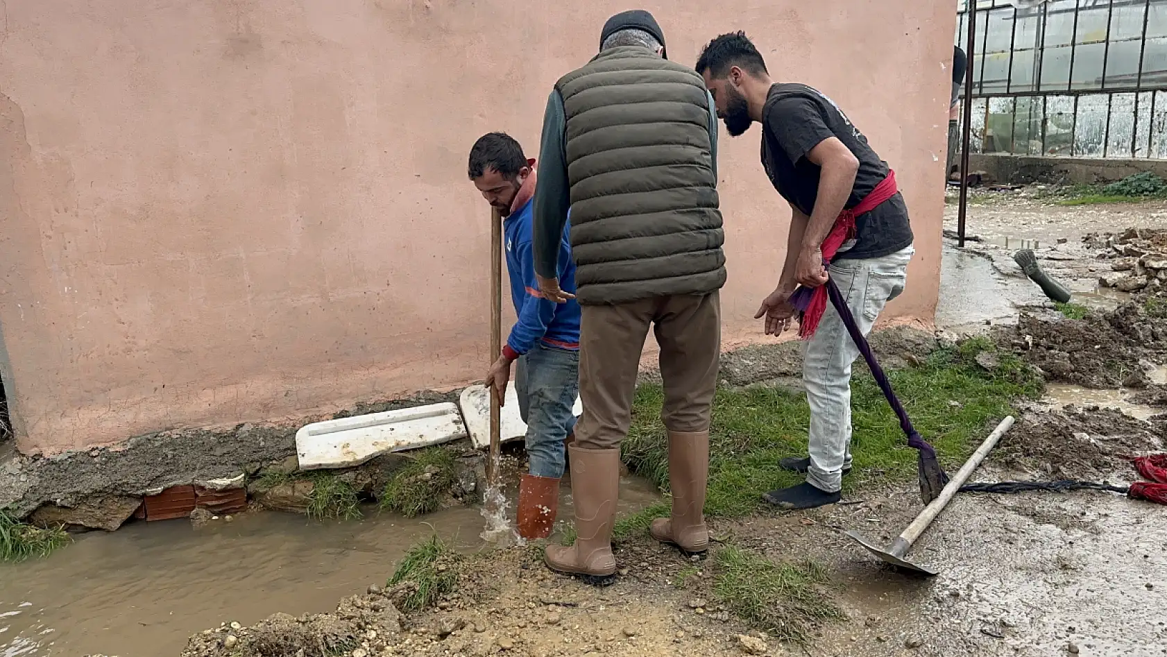 Kardeşleri ve arkadaşlarıyla oynarken tahliye kanalına düşen 3 yaşındaki Berra hayatını kaybetti