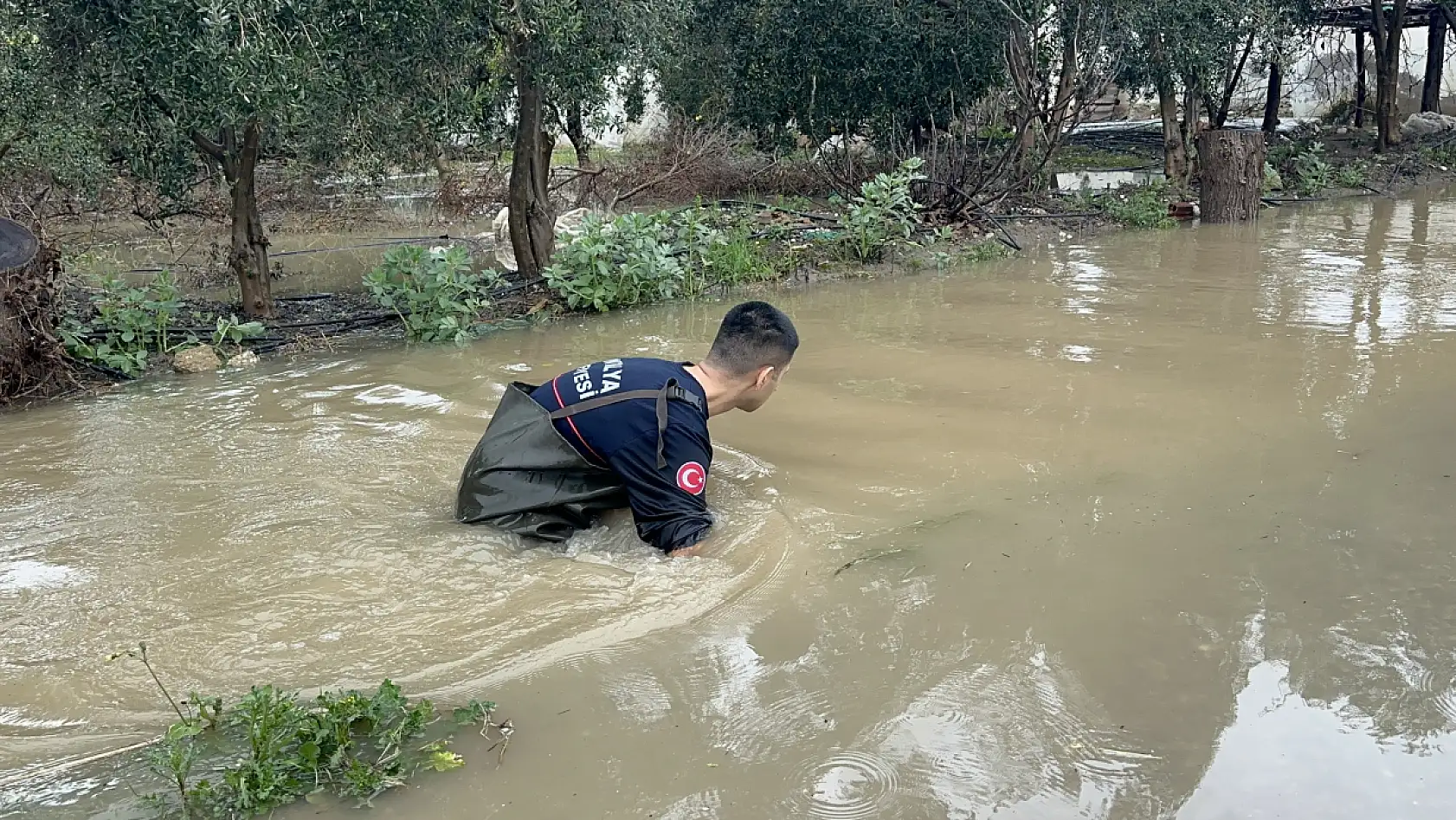 Kardeşleri ve arkadaşlarıyla oynarken tahliye kanalına düşen 3 yaşındaki Berra hayatını kaybetti