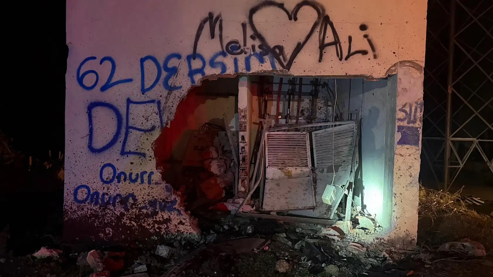 Marmaris'te takla atan otomobil elektrik trafosuna daldı: 2 yaralı