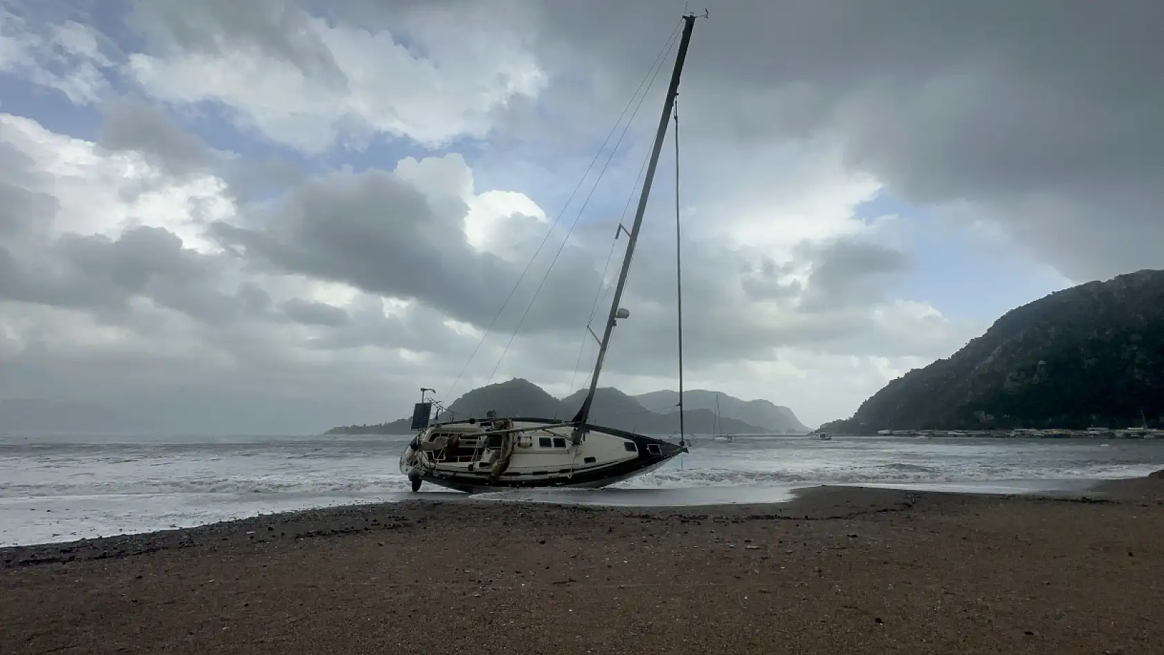 Marmaris'te şiddetli fırtına ve sağanak yağış etkili oluyor