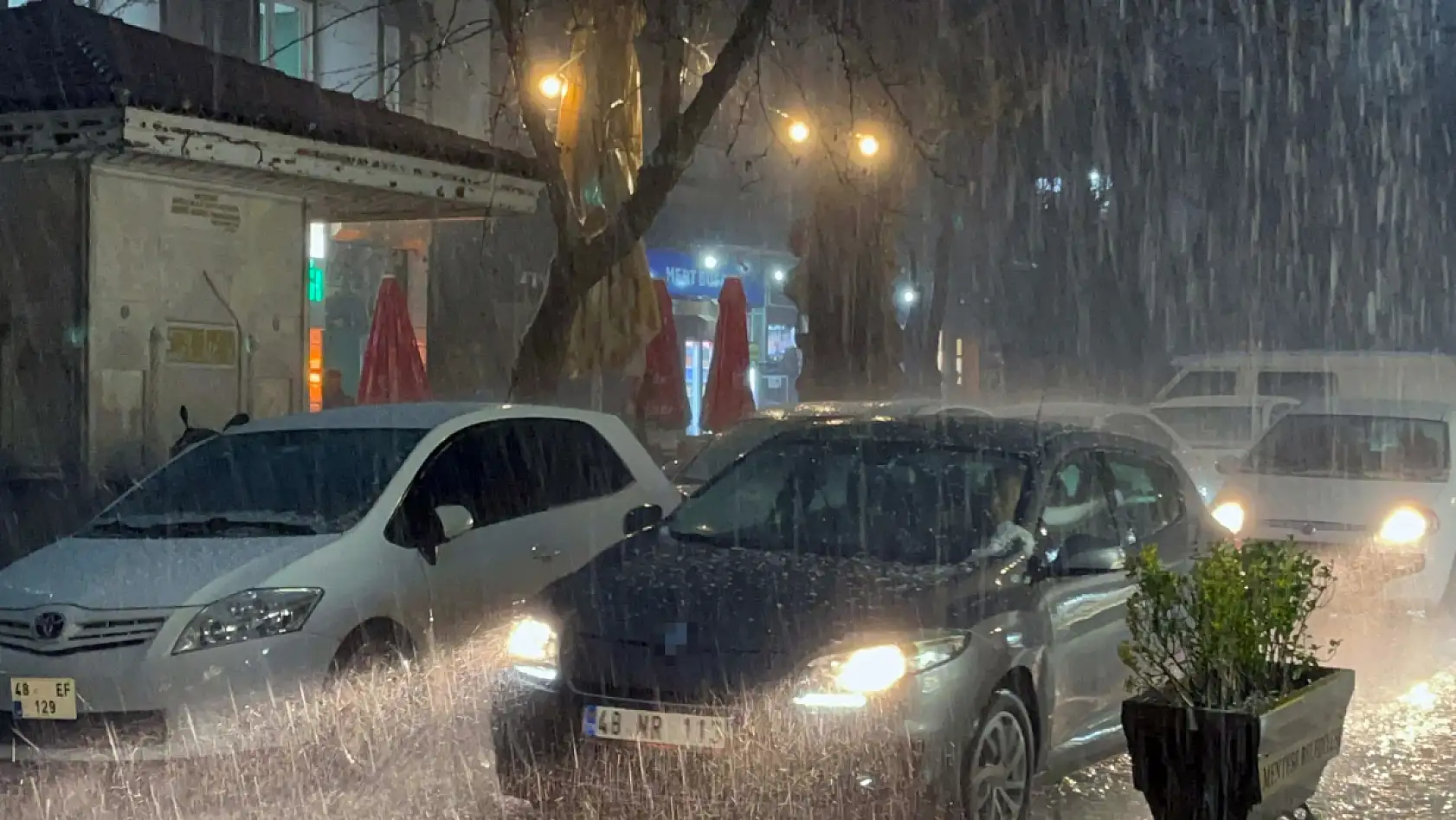 Menteşe'de dolu ve sağanak