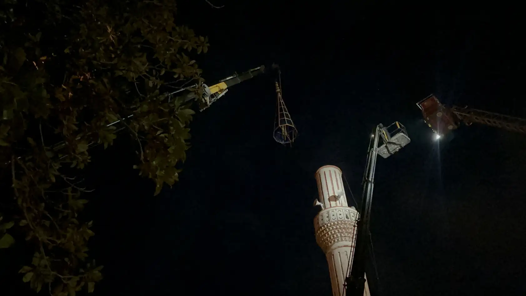 Marmaris'te fırtınada zarar gören minarede çalışma başlatıldı