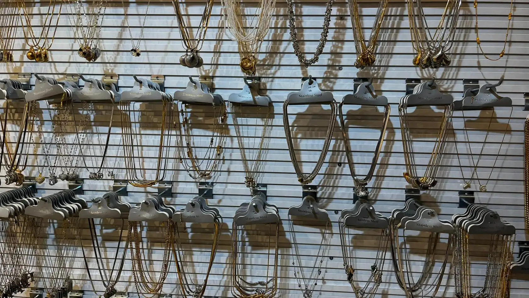 Fethiye'de Yaz Takılarında Doğal Taş ve Y Kolyeler İlgi Görüyor