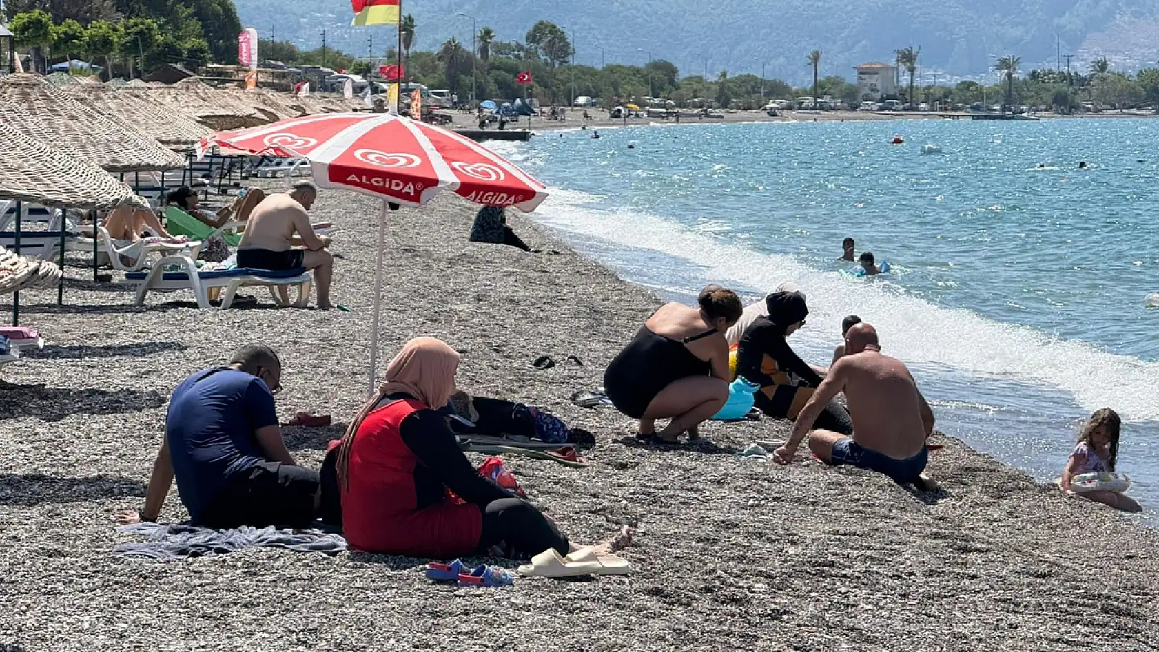 Fethiye'de Çalış Plajı'nda Pazar yoğunluğu